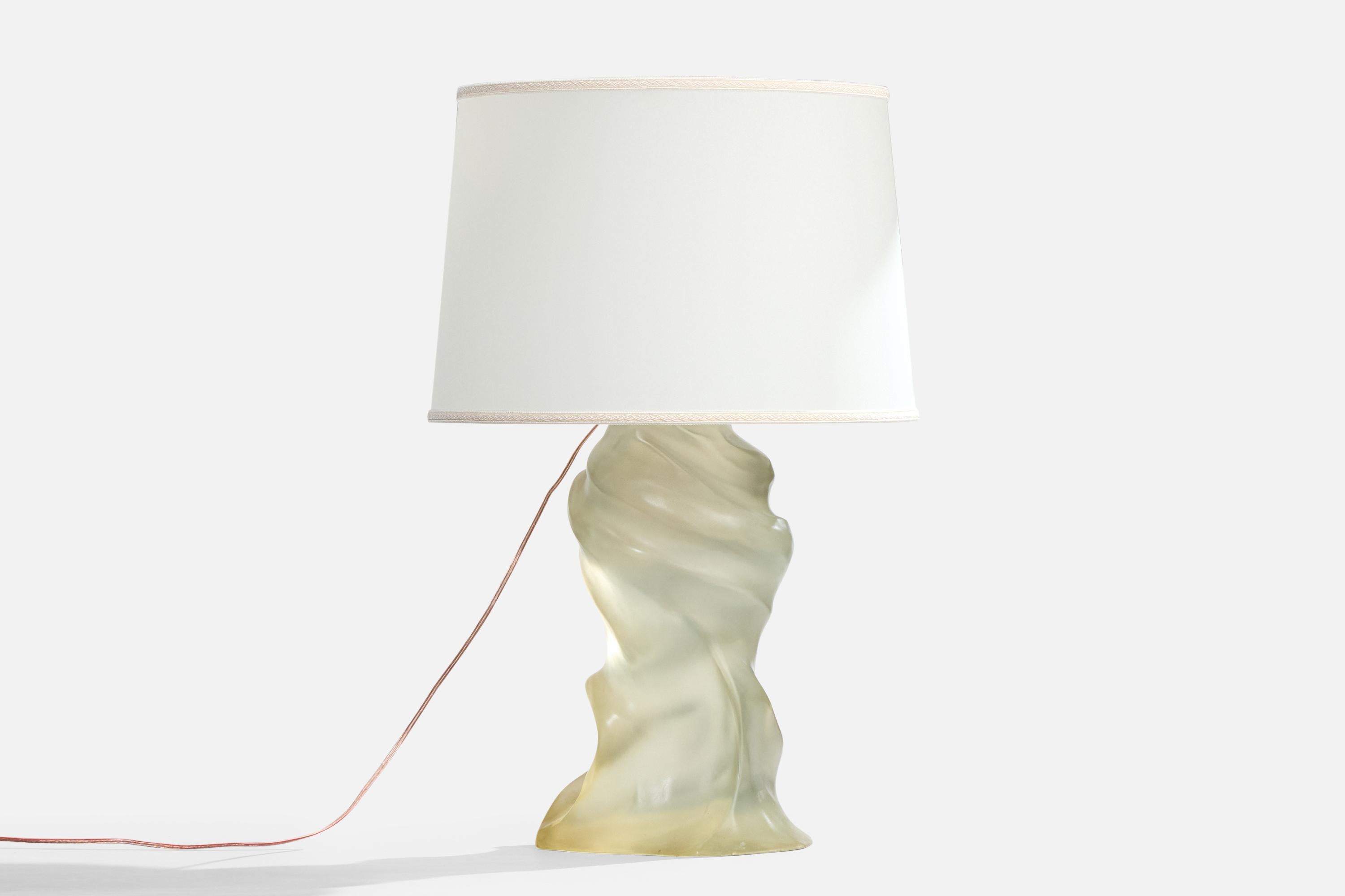 Una grande lampada da tavolo in resina progettata e prodotta in Brasile, negli anni '60 circa.

Dimensioni della lampada con paralume (pollici): 24,75