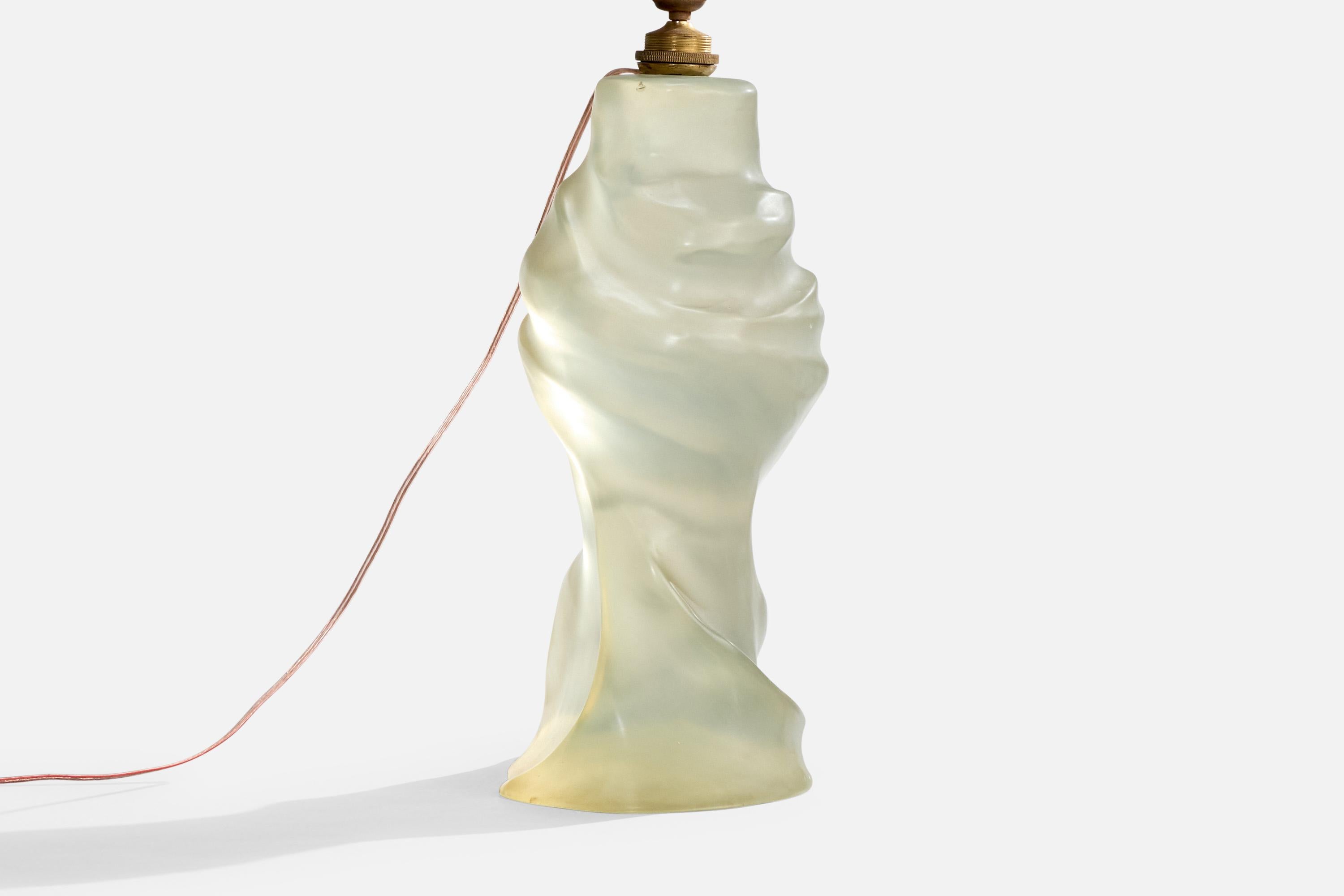 Designer brasiliano, Lampada da tavolo di grandi dimensioni, resina, Brasile, anni '60 In condizioni buone in vendita a High Point, NC