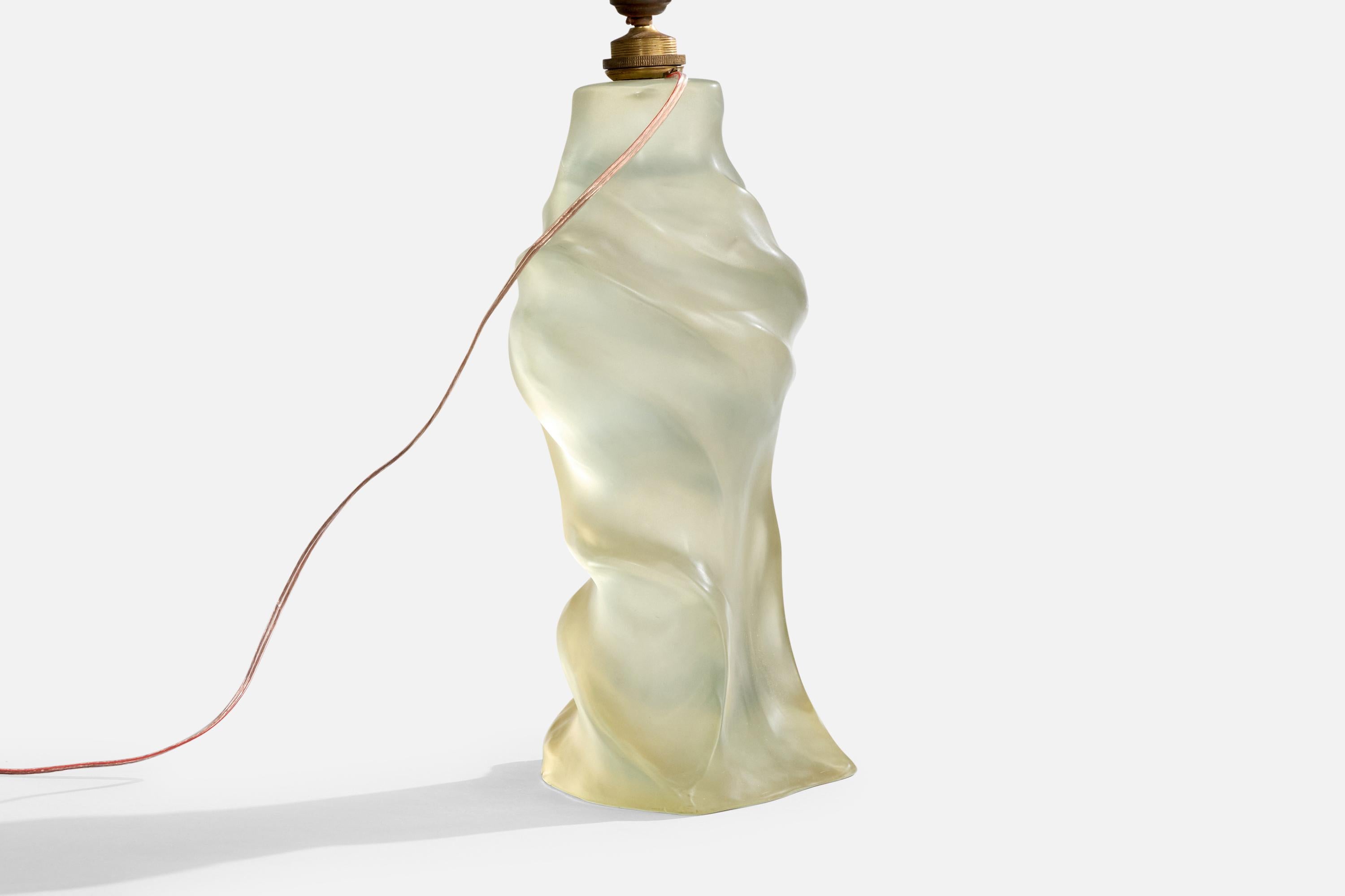 Metà XX secolo Designer brasiliano, Lampada da tavolo di grandi dimensioni, resina, Brasile, anni '60 in vendita