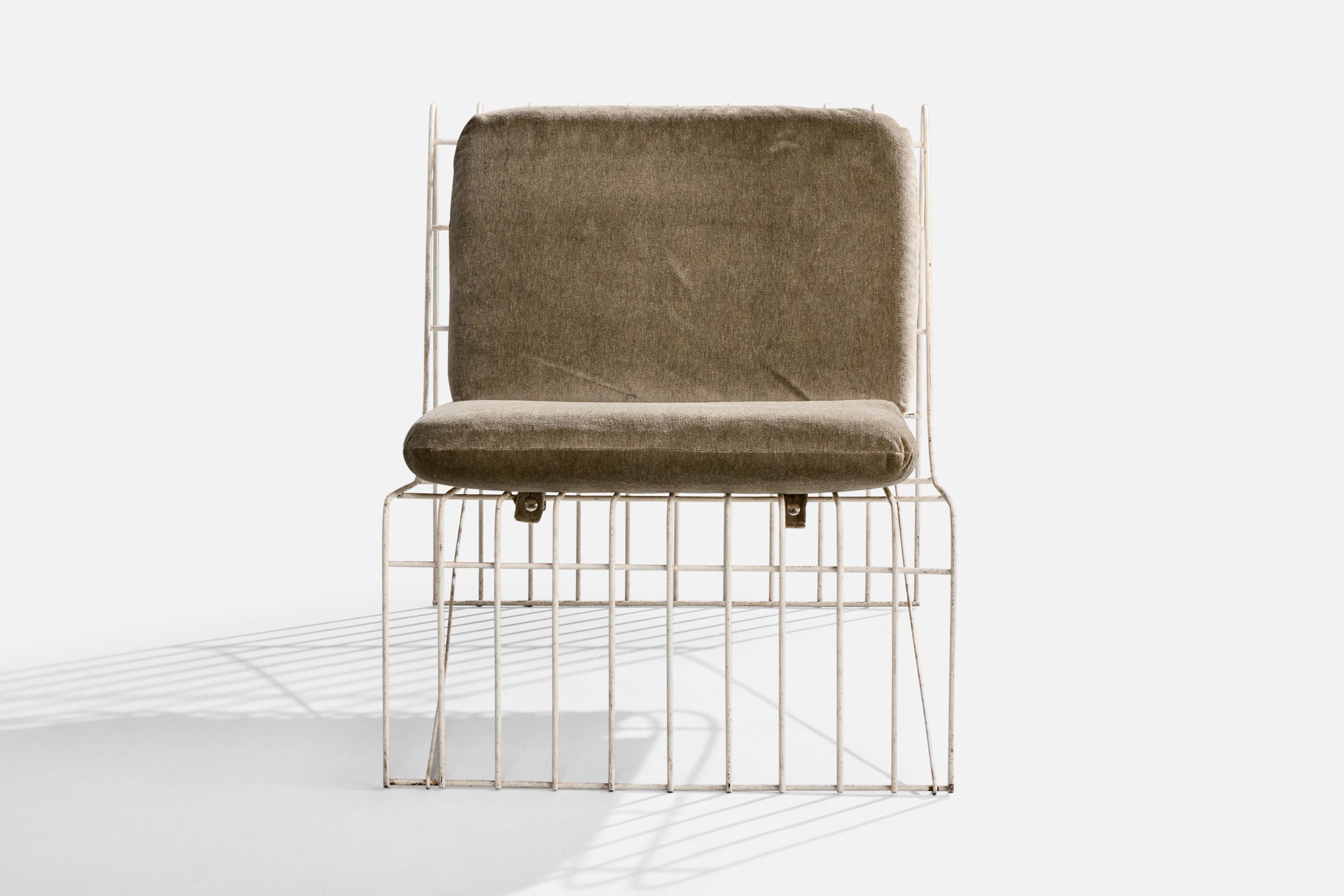 Mid-Century Modern Brazilian Designer, Slipper Chair, Iron, Velvet, Brazil, 1950s For Sale