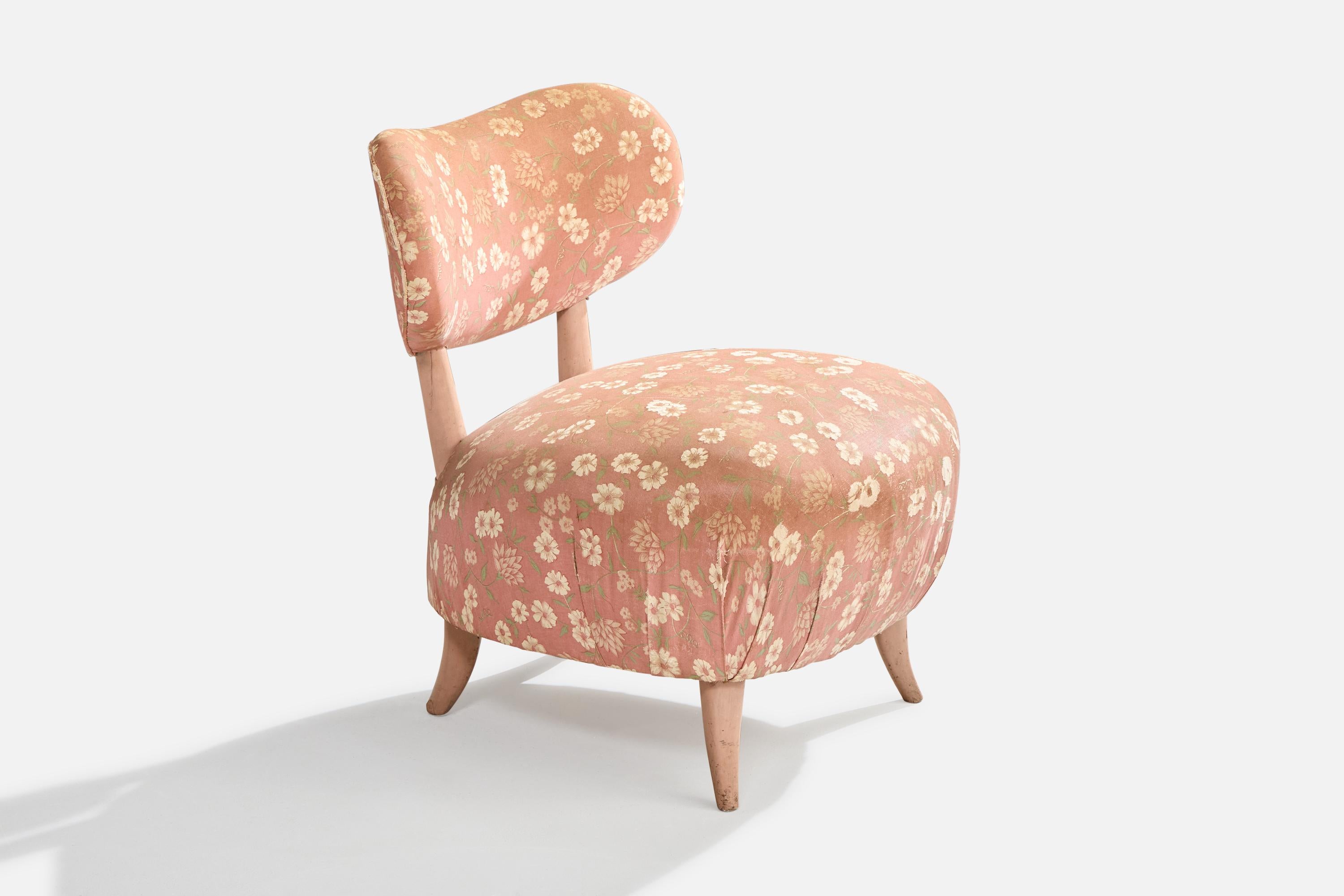 A pink-painted wood and pink floral-printed fabric slipper lounge chair designed and produced in Brazil, c. 1950s.

Moderate discoloration to painted wood legs and backrest support. Faded tone to fabric, ideally reupholstered.

Overall Dimensions