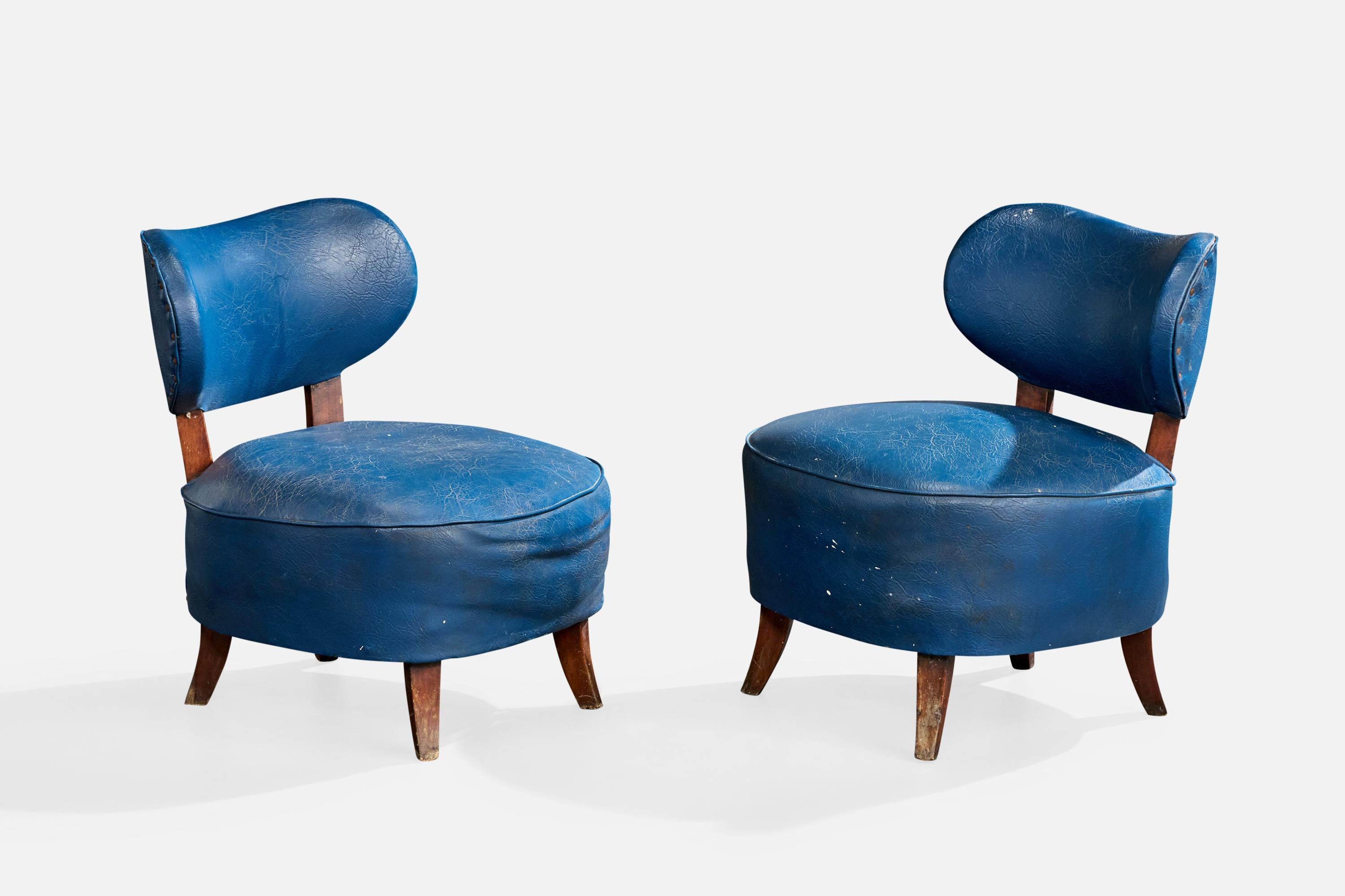 Paire de chaises en bois et en vinyle bleu, conçues et produites au Brésil, vers les années 1950.

Vinyle vintage en mauvais état. Il est recommandé de refaire le rembourrage et de restaurer les sièges à ressorts.

Dimensions globales (pouces) :