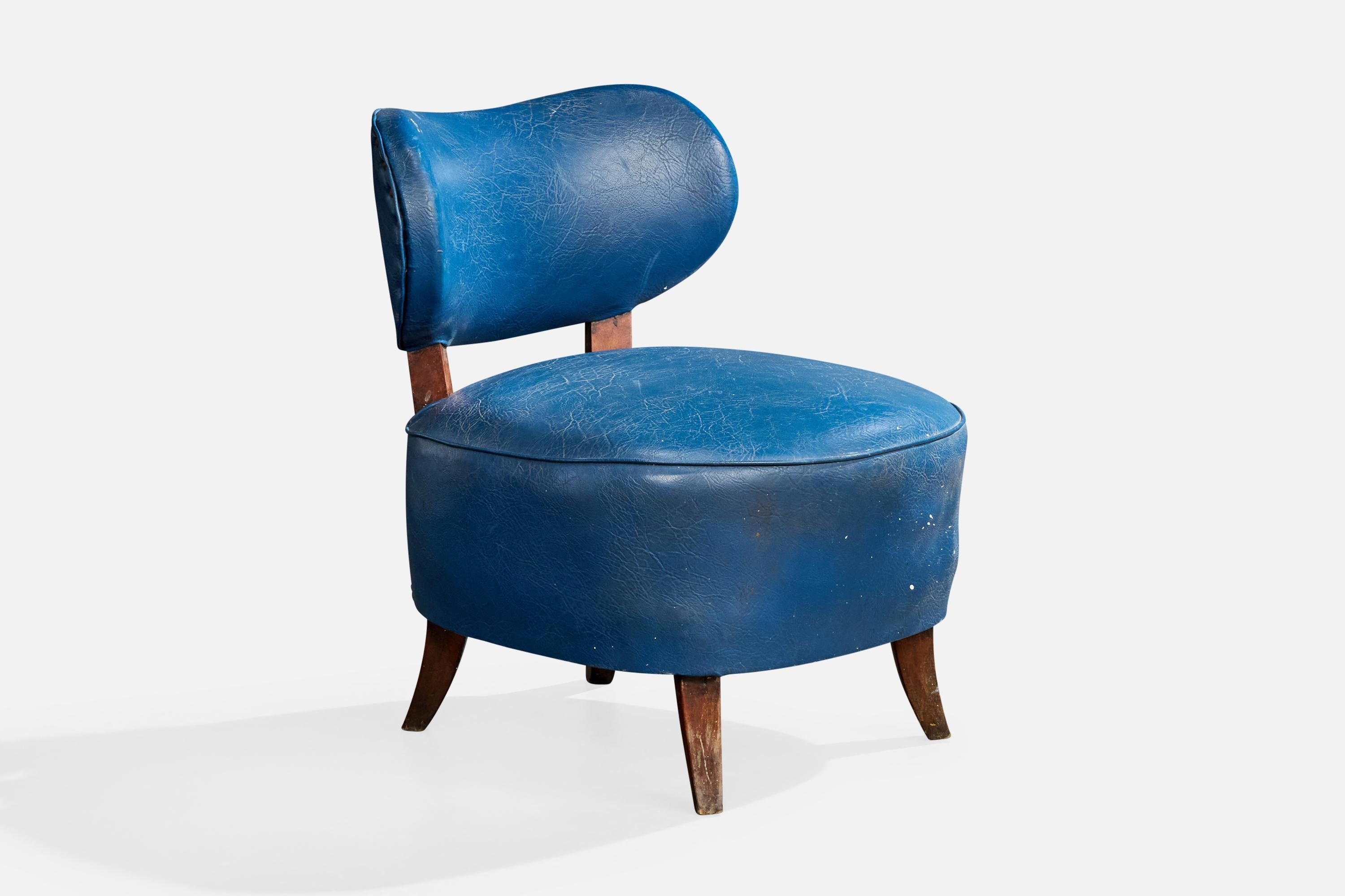 Designer brésilien, chaises à pantoufles, Wood, Vinyl, Brésil, années 1950 État moyen - En vente à High Point, NC