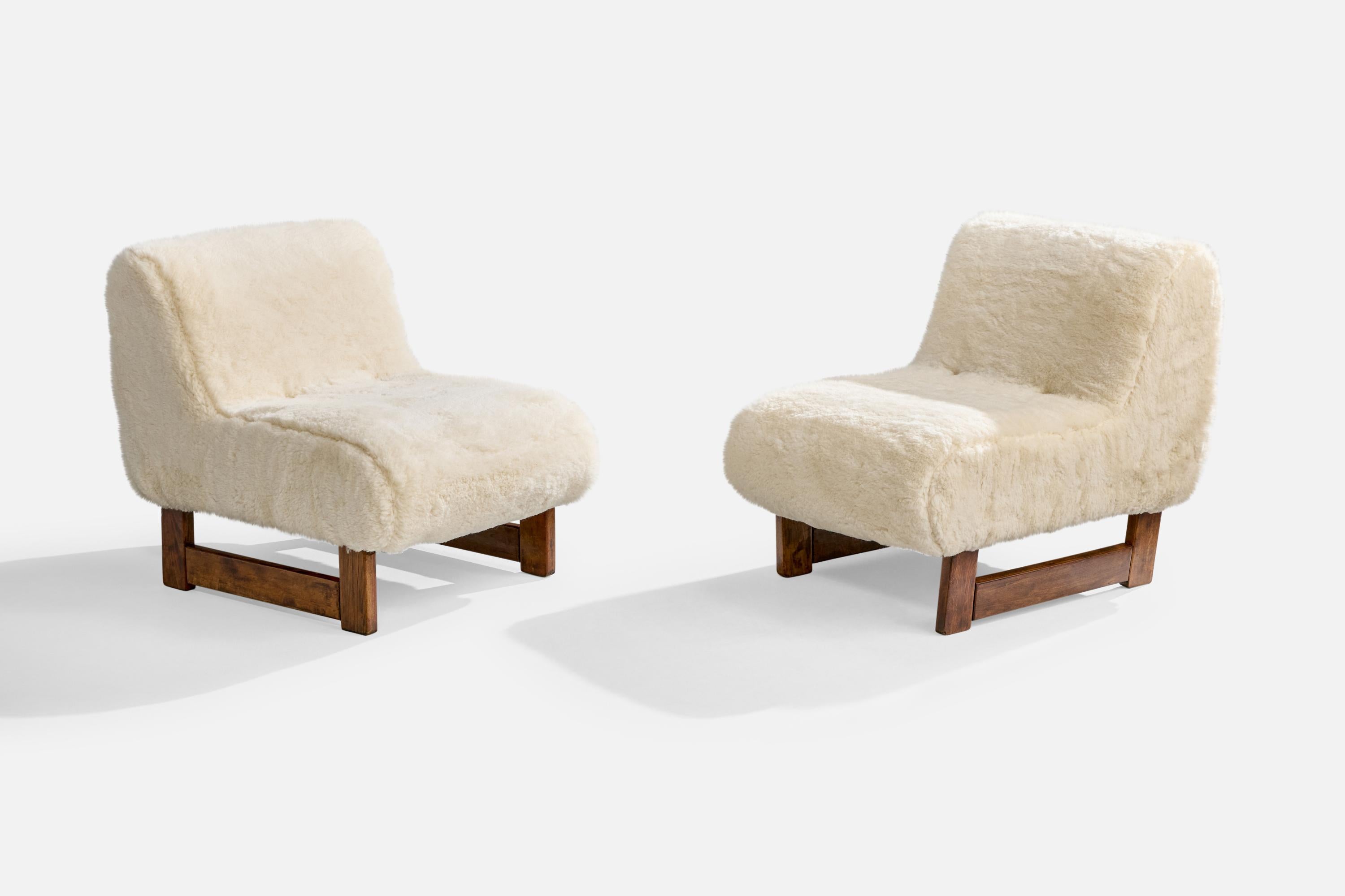 Pareja de sillas pantuflas o tumbonas pantuflas de madera y terciopelo de lana blanco-crema, diseñadas y fabricadas en Brasil, c. 1960.

Dimensiones totales (pulgadas): 27,75