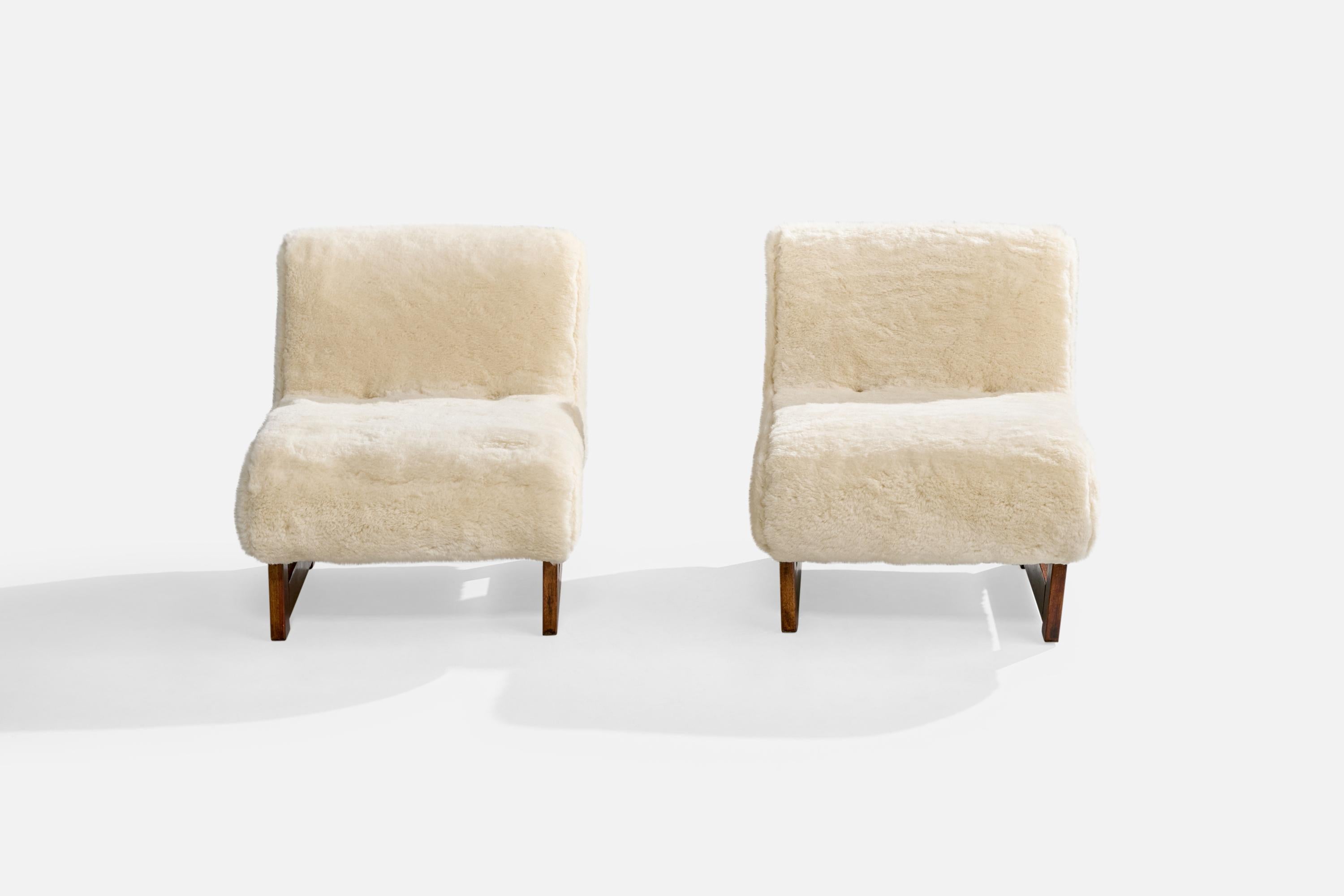Diseñador brasileño, sillas pantuflas, madera, terciopelo de lana, Brasil, años 60 Moderno de mediados de siglo en venta