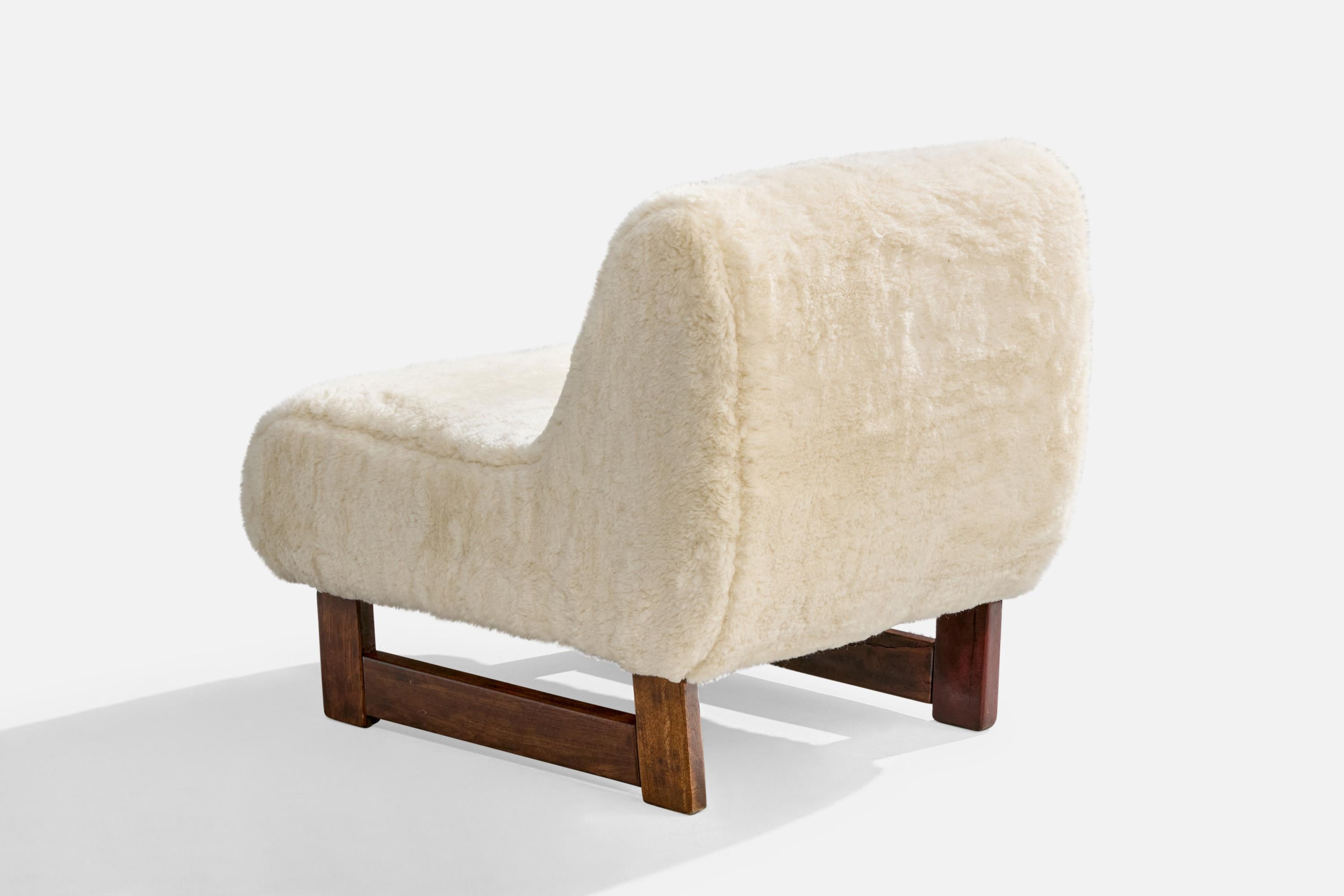 Diseñador brasileño, sillas pantuflas, madera, terciopelo de lana, Brasil, años 60 mediados del siglo XX en venta