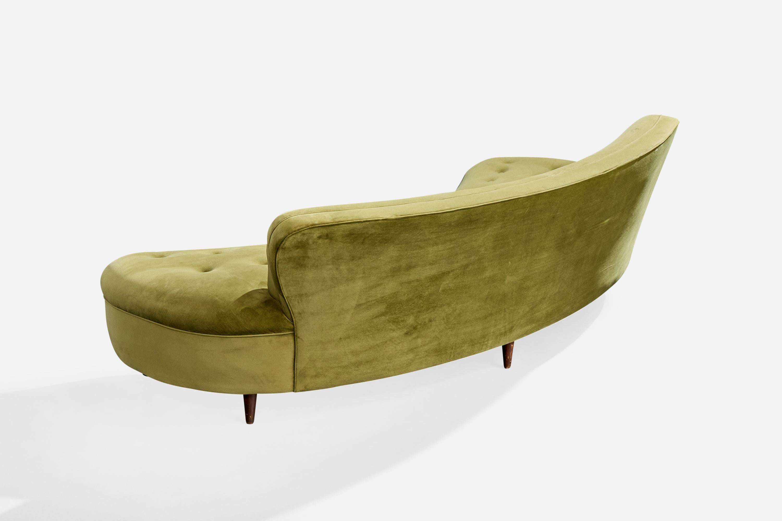 Designer brésilien, canapé, velours, Wood, Brésil, années 1950 État moyen - En vente à High Point, NC