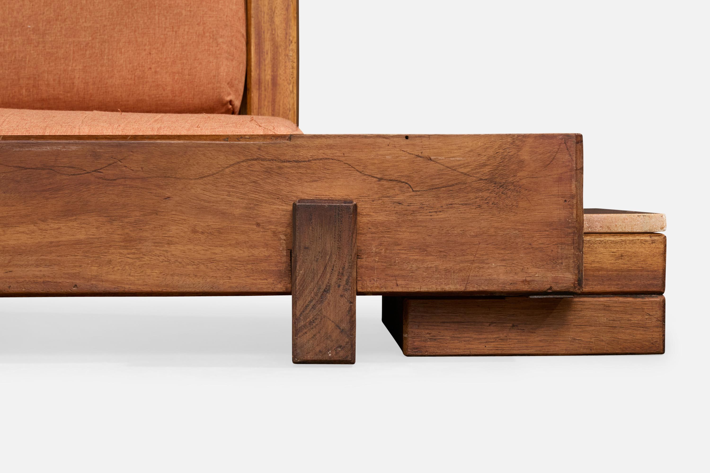 Canapé de designer brésilien, Wood, tissu, marbre, Brésil, années 1960 en vente 4