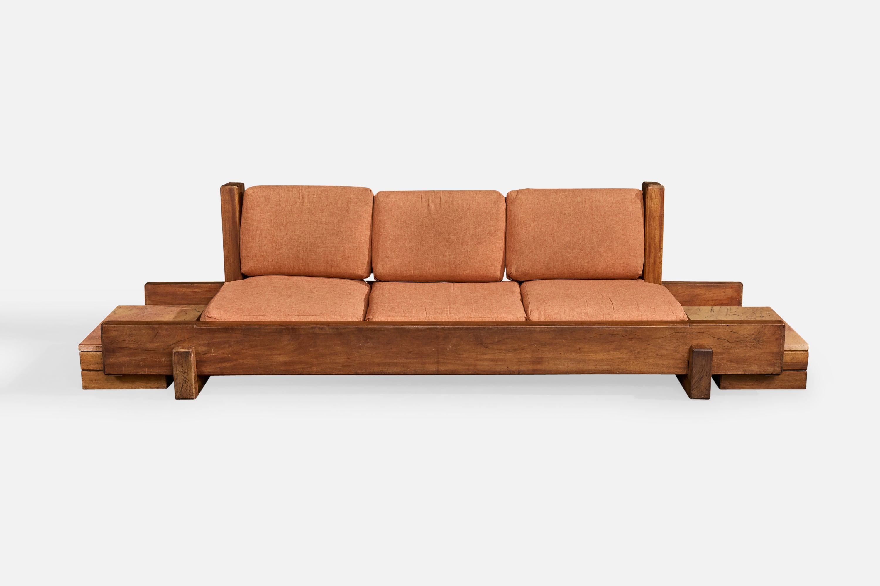 Canapé en bois, tissu marron et marbre, conçu et produit au Brésil, C.C. 1960.

Tissu Vintage en bon état, reupholstery recommandé.

Dimensions globales (pouces) : 24.75 