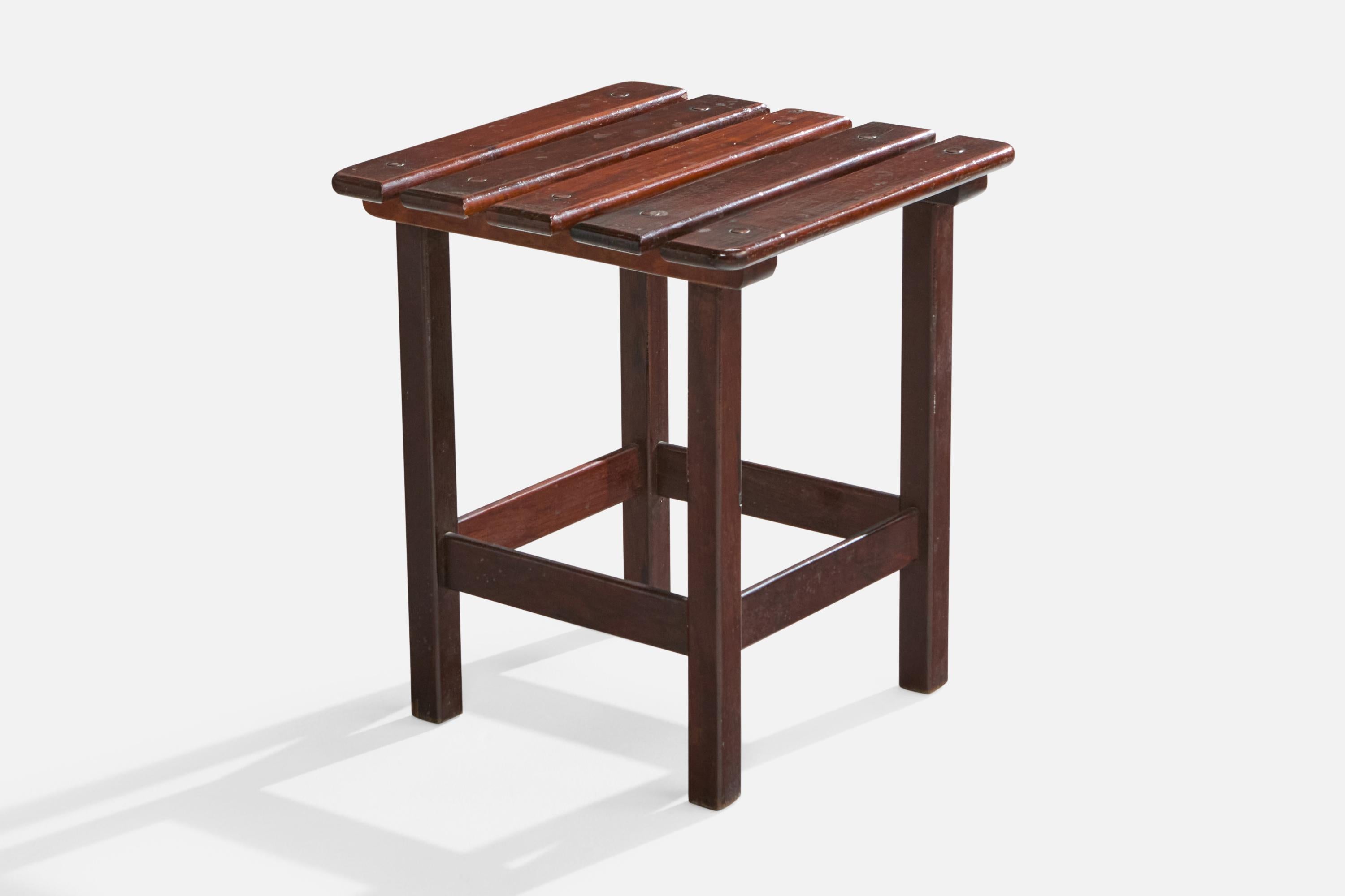 Ein dunkel gebeizter Holzhocker, entworfen und hergestellt in Brasilien, ca. 1950er Jahre.

Leichte Flecken auf der Oberseite.

Abmessungen: 16,55