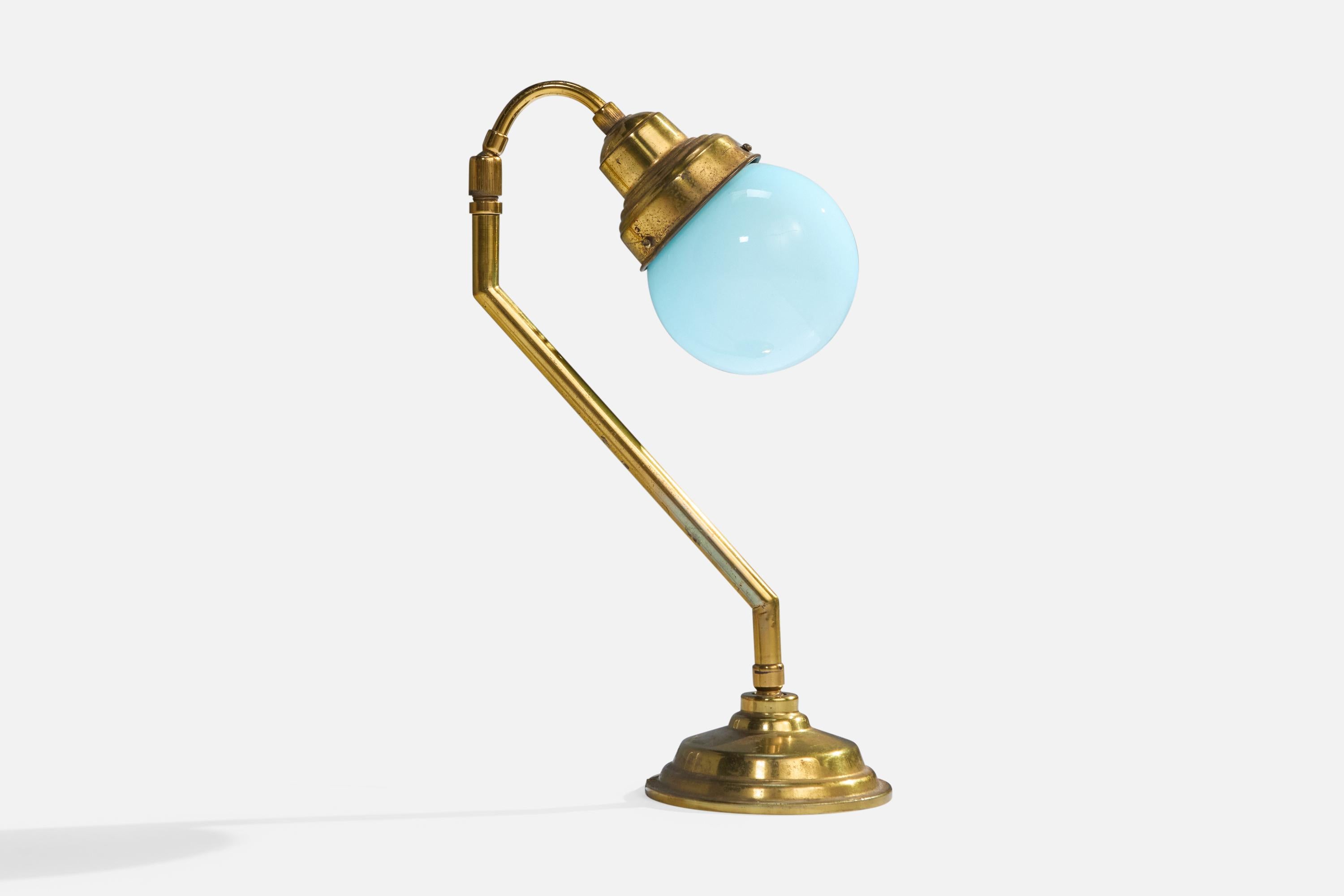 Lampada da tavolo in ottone e vetro blu progettata e prodotta in Brasile, anni '50 circa.

Leggera ossidazione su tutto l'ottone e leggere macchie sul vetro.

Dimensioni della lampada con paralume (pollici): 15,75