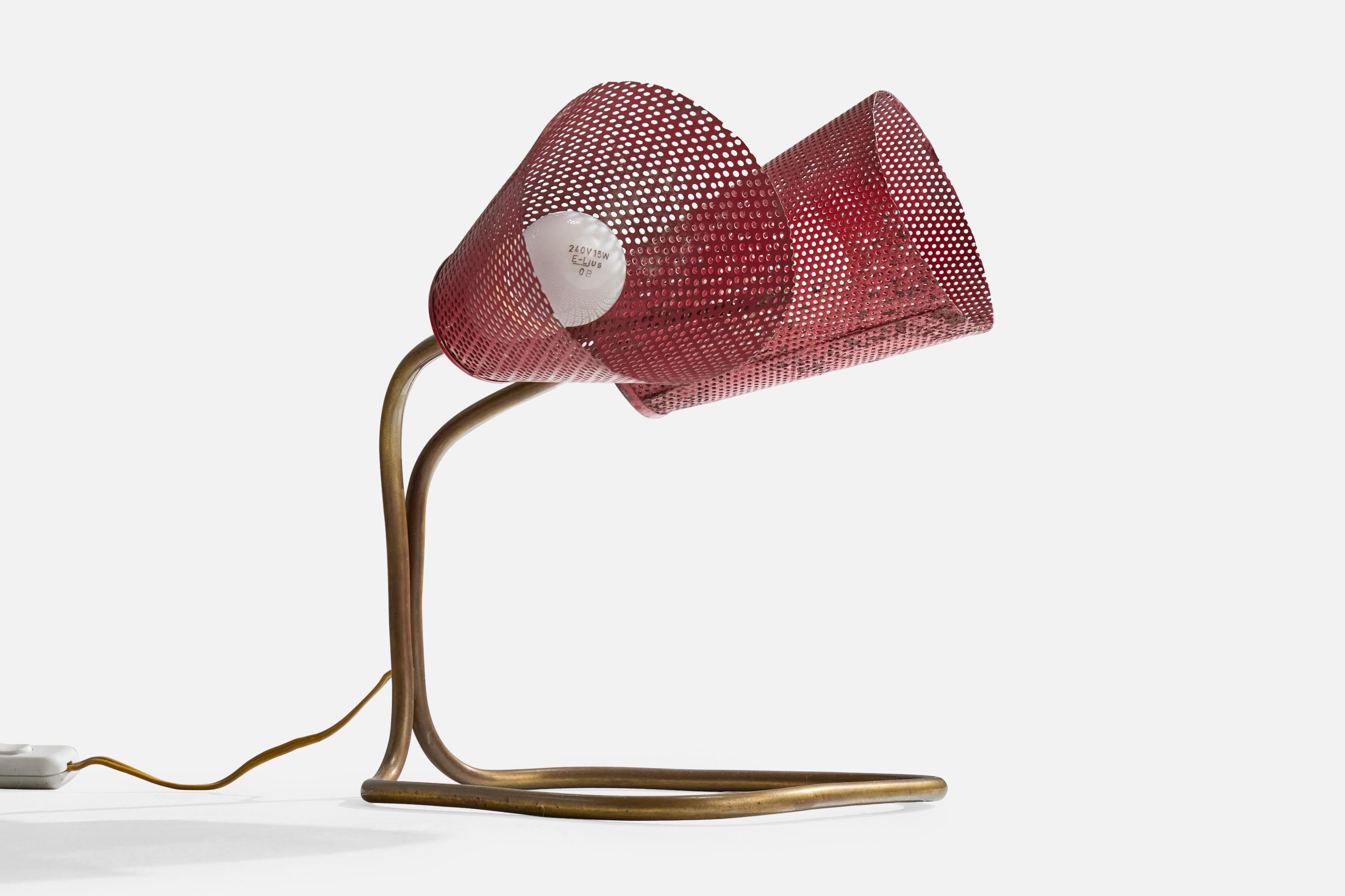 Lampada da tavolo o da parete in ottone e metallo laccato rosso progettata e prodotta in Brasile, negli anni '50 circa.

I paralumi in metallo presentano un leggero scolorimento. Leggera ossidazione presente su tutta la base in ottone.

Dimensioni