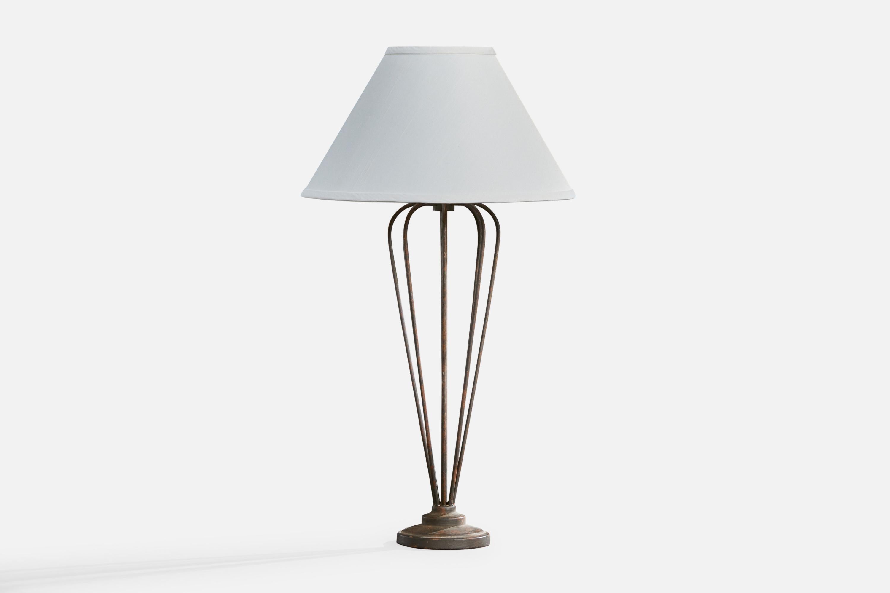 Lámpara de mesa de hierro probablemente diseñada y fabricada en Brasil, c. década de 1940.

Fuerte oxidación presente en toda la lámpara.

Dimensiones de la lámpara (pulgadas): 22,1 