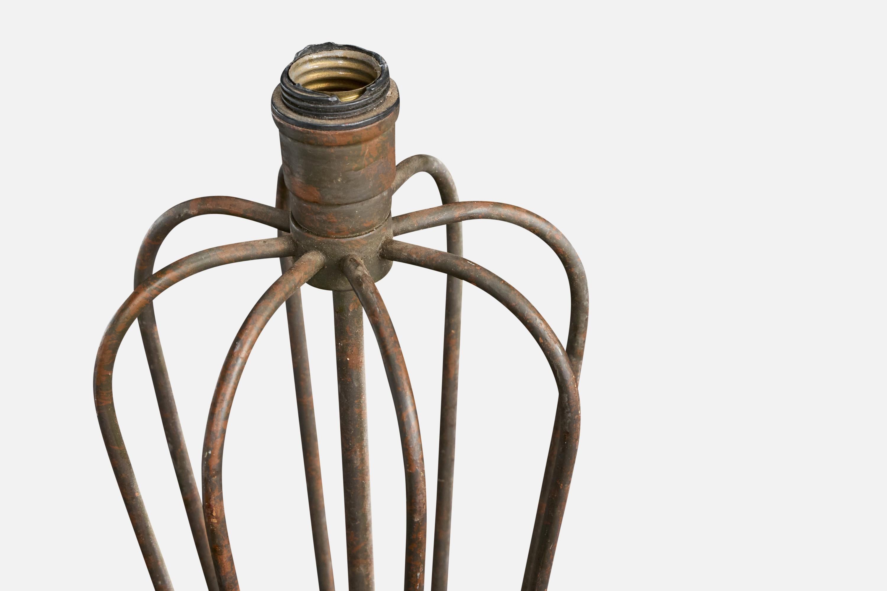 Diseñador brasileño, lámpara de mesa, hierro, Brasil, década de 1940 Brasileño en venta