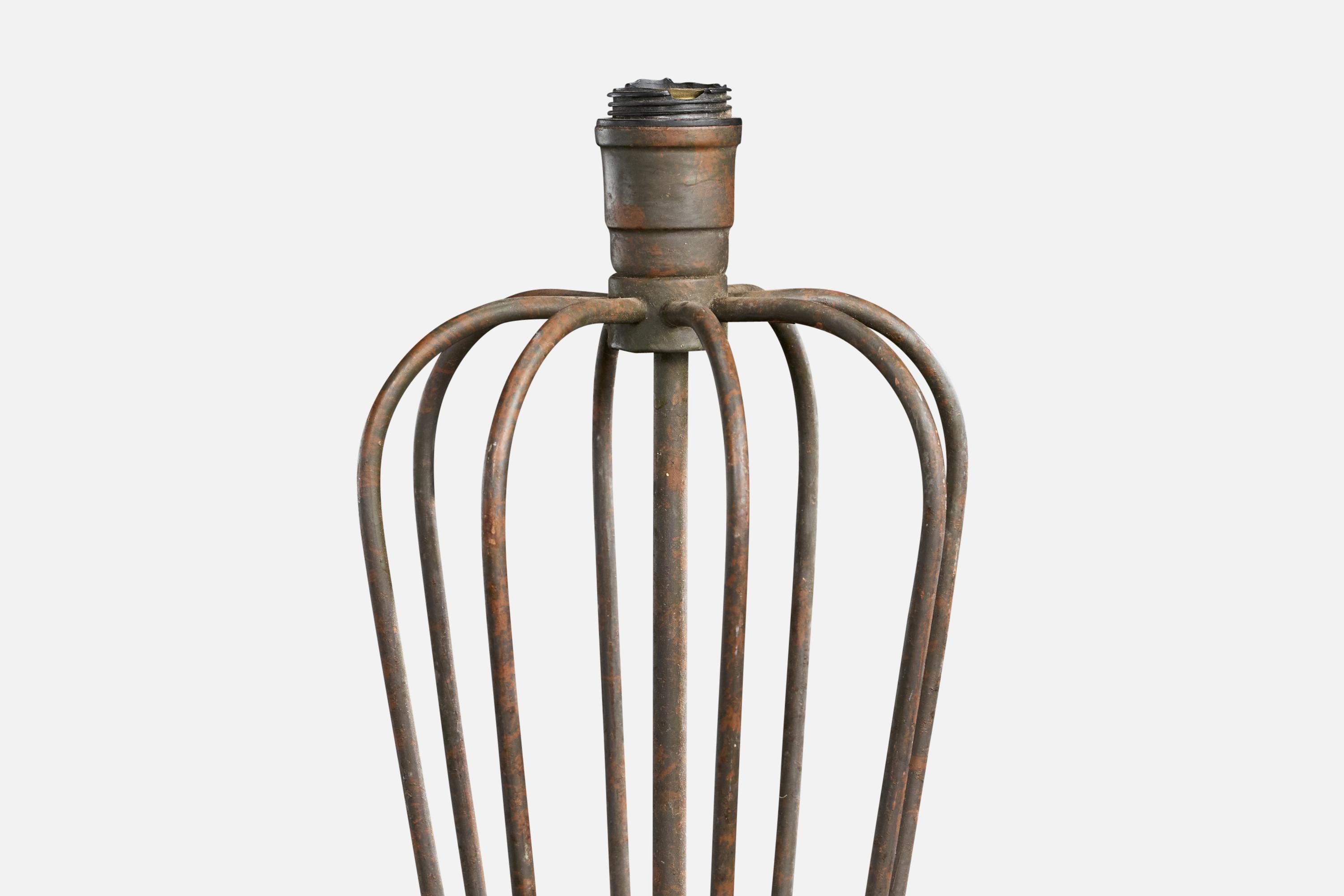 Diseñador brasileño, lámpara de mesa, hierro, Brasil, década de 1940 en Bastante bueno estado para la venta en High Point, NC