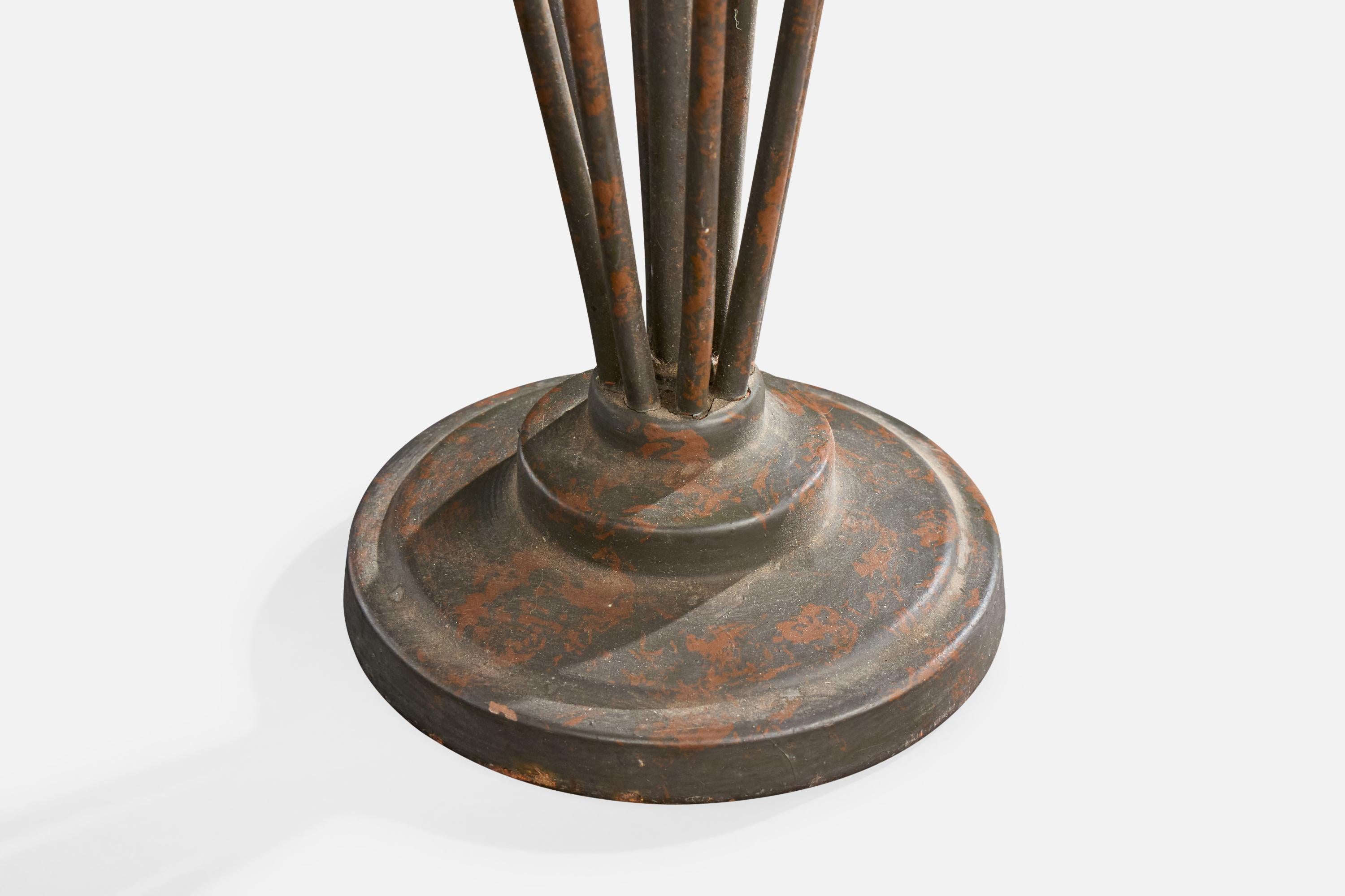 Diseñador brasileño, lámpara de mesa, hierro, Brasil, década de 1940 mediados del siglo XX en venta