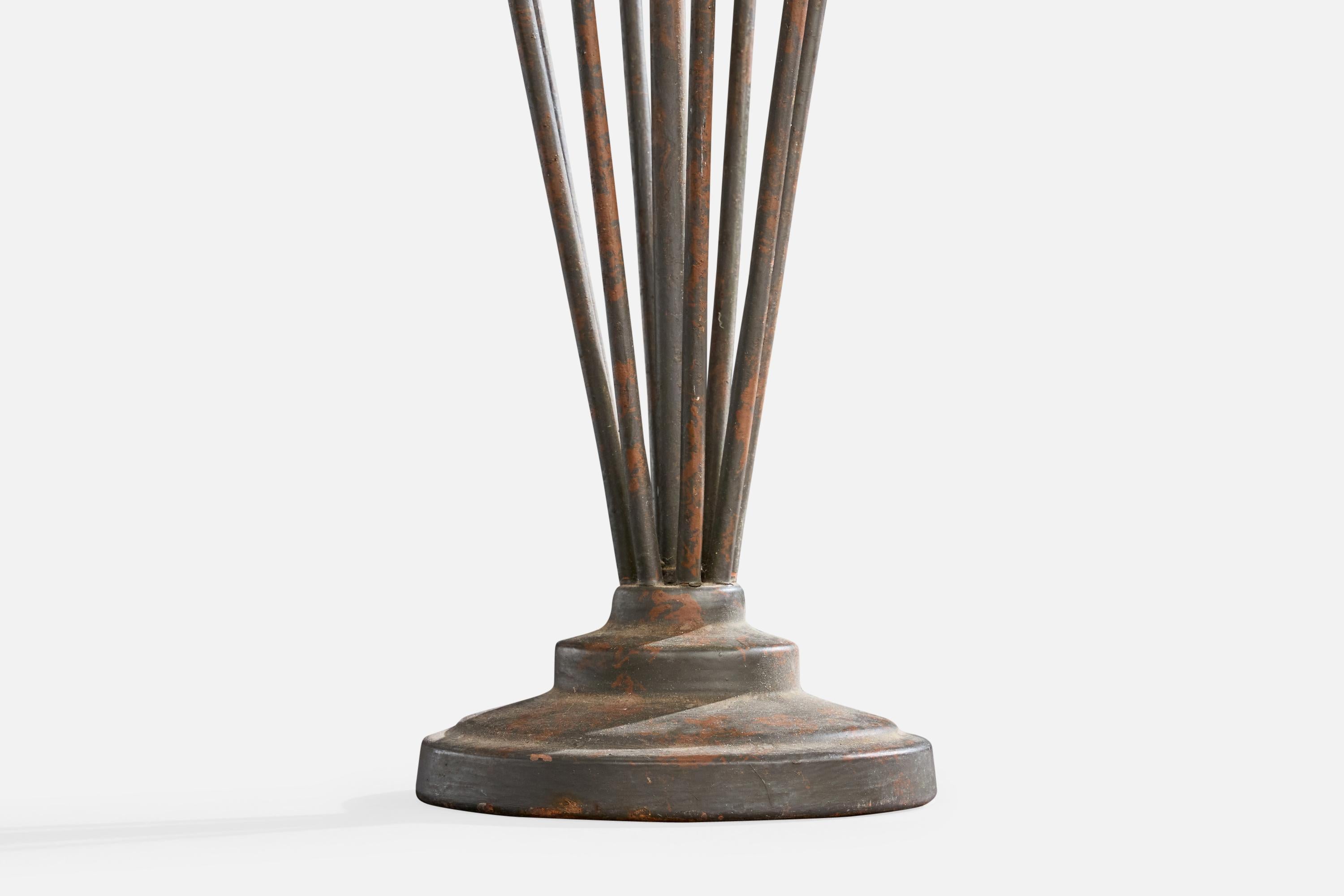 Diseñador brasileño, lámpara de mesa, hierro, Brasil, década de 1940 Hierro en venta