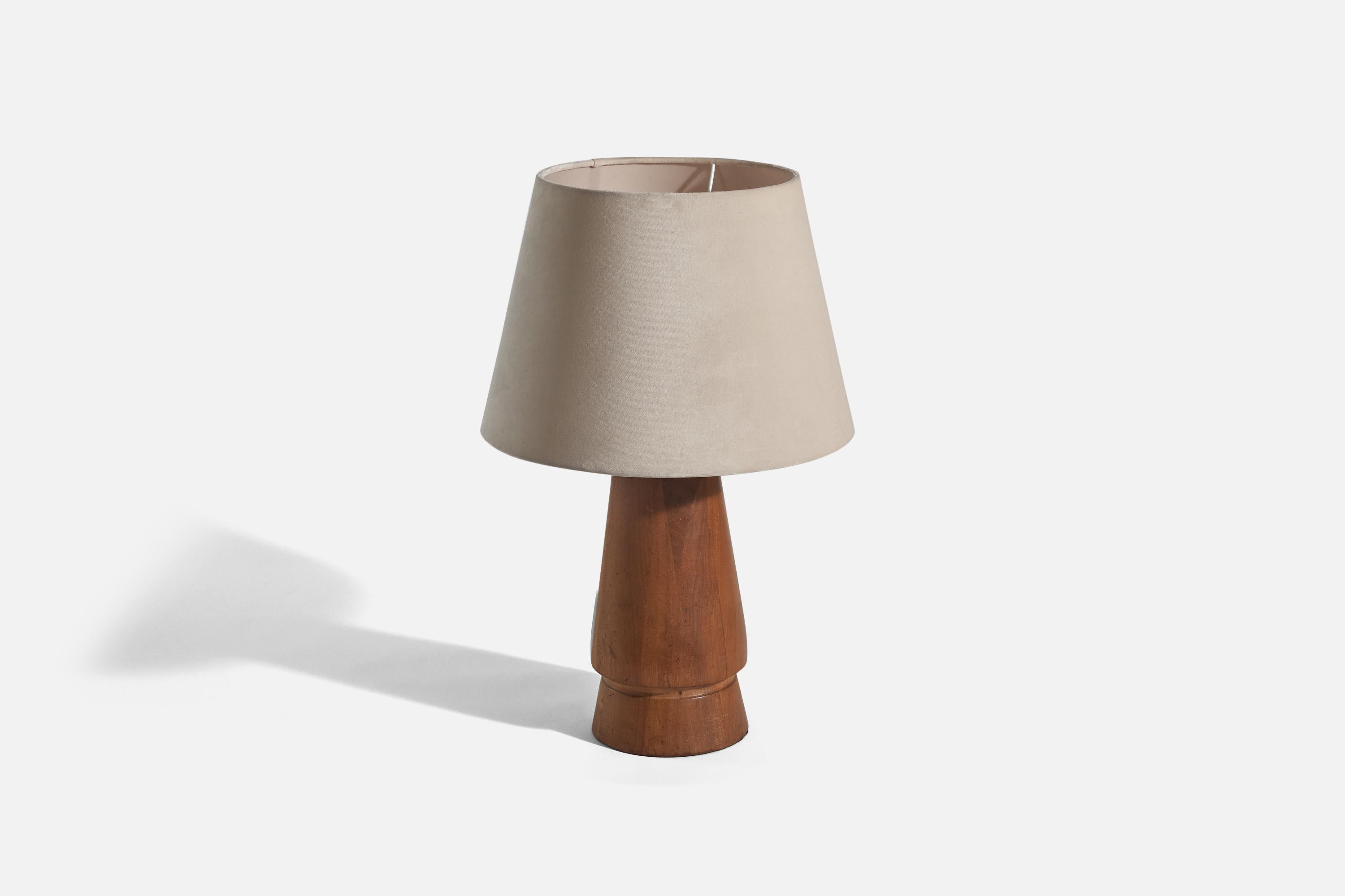 A wooden table lamp designed and produced in Brazil, c. 1960s. 

Sold with fabric lampshade. 
Dimensions of lamp (inches) : 14.62 x 6 x 6 (height x width x depth)
Dimensions of shade (inches) : 9.5 x 13.87 x 9.75 (top diameter x bottom diameter