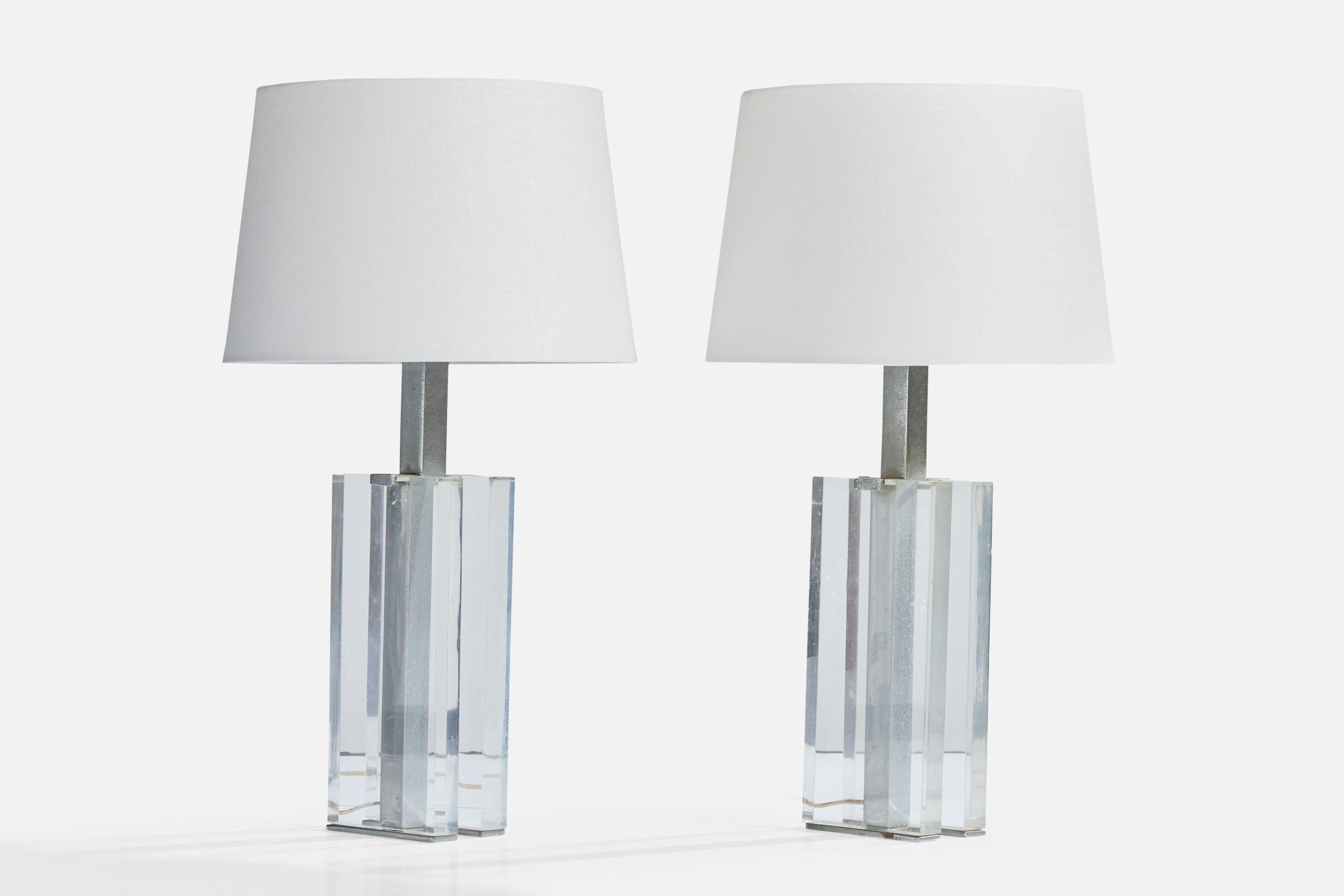 Paire de lampes de table en acrylique et en métal conçues et produites au Brésil, C.1960.

Légère oxydation sur le col en métal, très légères rayures sur l'acrylique. 

Dimensions de la lampe (pouces) : 17.0 