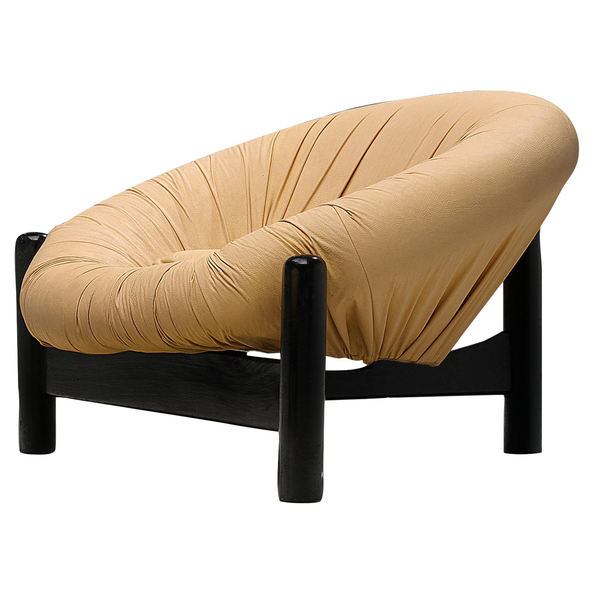 Fauteuil brésilien en tissu camel  en vente