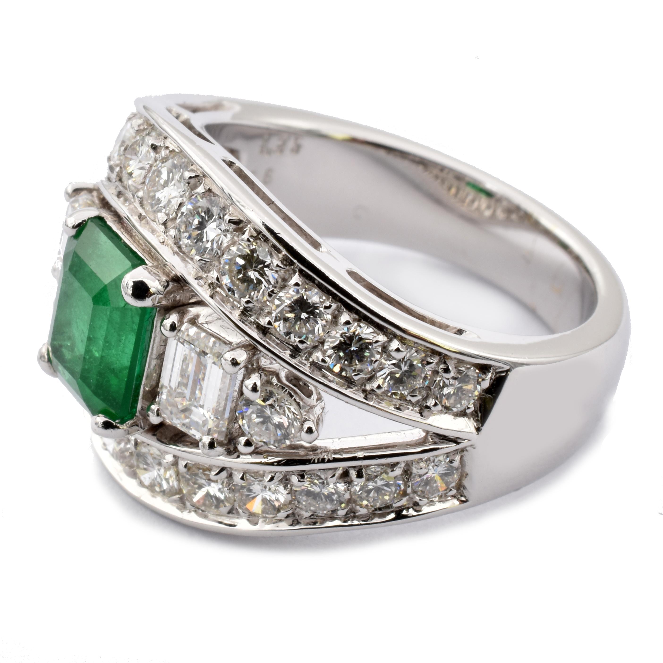 Gilberto Cassola Ring aus 18 Kt. Weißgold mit einem intensiv grünen brasilianischen Smaragd im Achteckschliff. 
Dieser Ring hat zwei Smaragdschliffe und zwei runde Diamanten auf jeder Seite des Smaragds, umgeben von runden Diamanten.
Intensiver