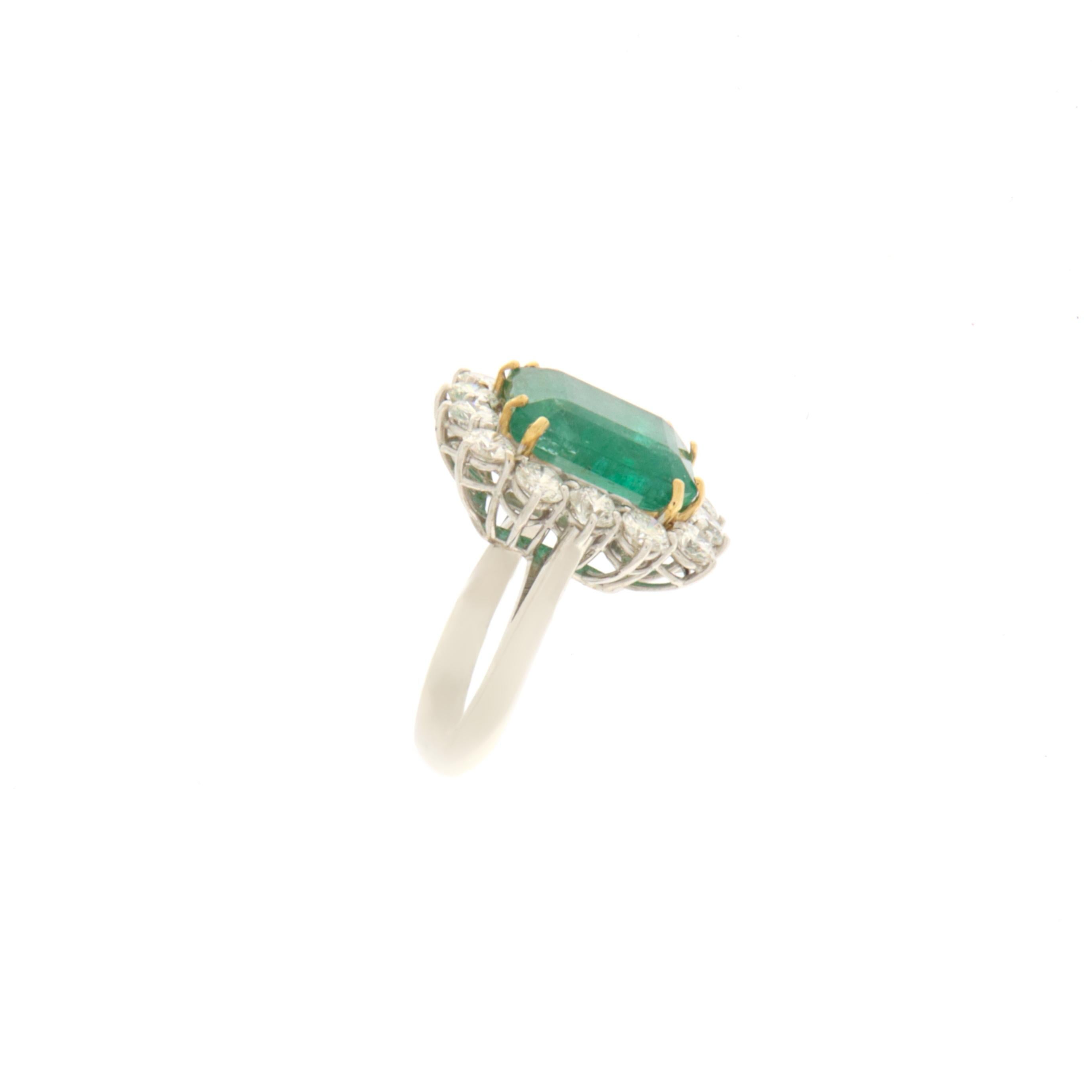 Brazilian Emerald Diamonds 18 Karat White Gold Cocktail Ring In New Condition For Sale In Marcianise, IT