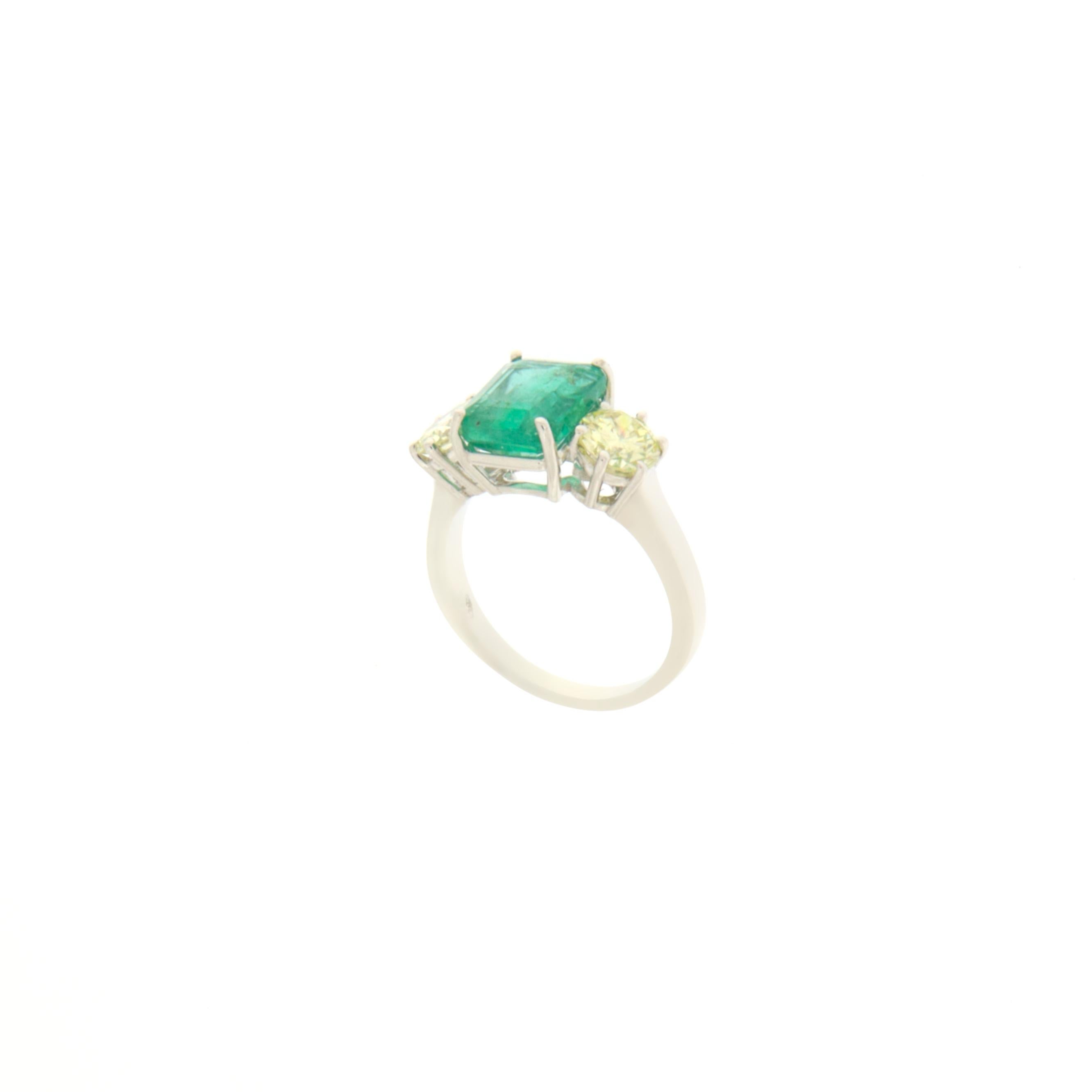 Brazilian Emerald Diamonds 18 Karat White Gold Cocktail Ring In New Condition For Sale In Marcianise, IT