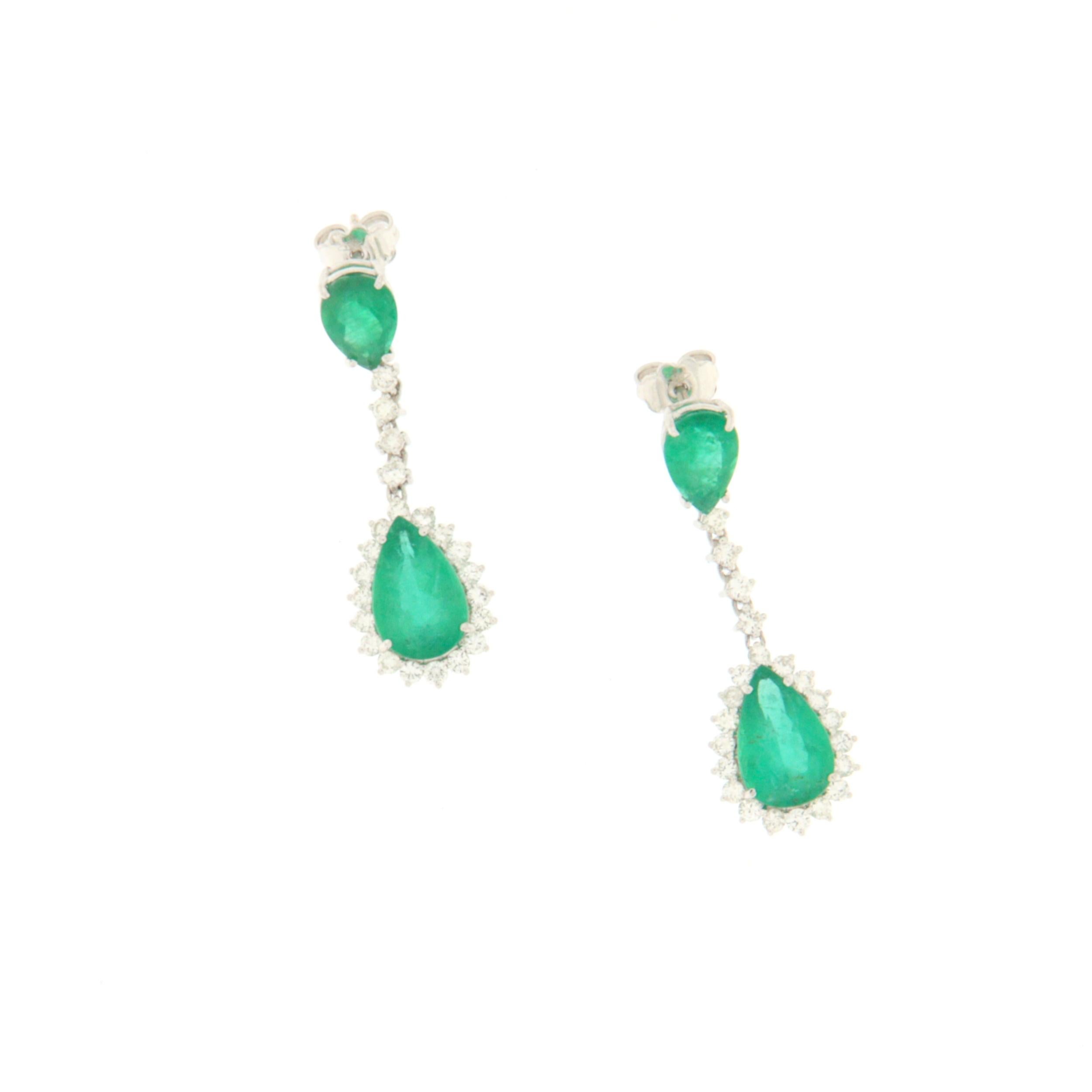 Brazilian Emerald Diamonds White Gold 18 Karat Drop Earrings In New Condition For Sale In Marcianise, IT