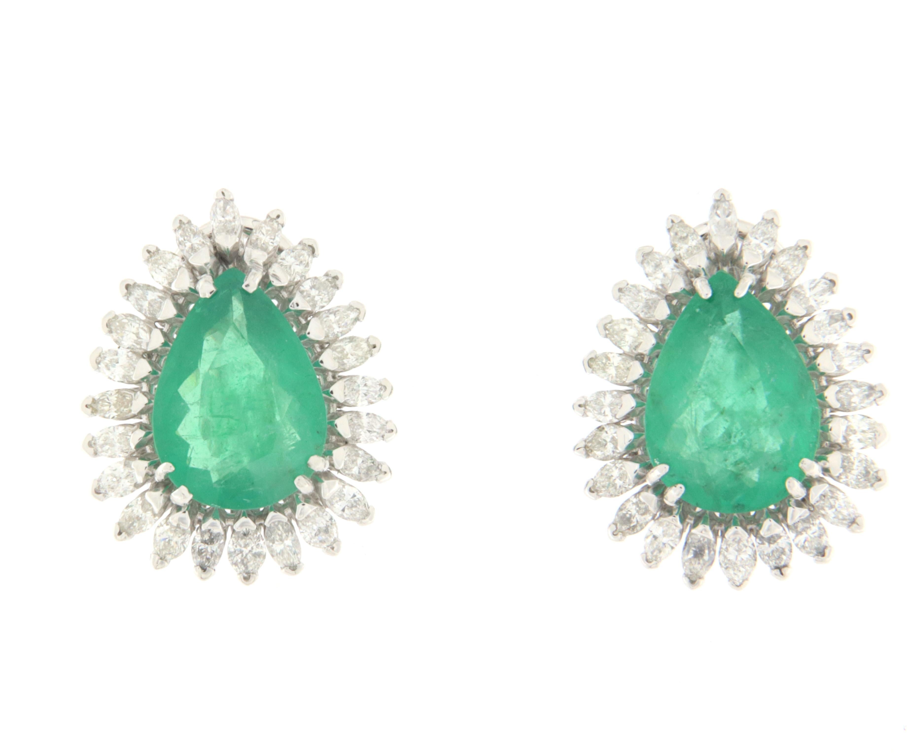 Spectacular earring made entirely by hand by expert goldsmiths and Neapolitan setters.
The earring is made of 18 carat white gold and present two drop emeralds surrounded and supported by natural diamonds.
A classic and one-of-a-kind earring, for