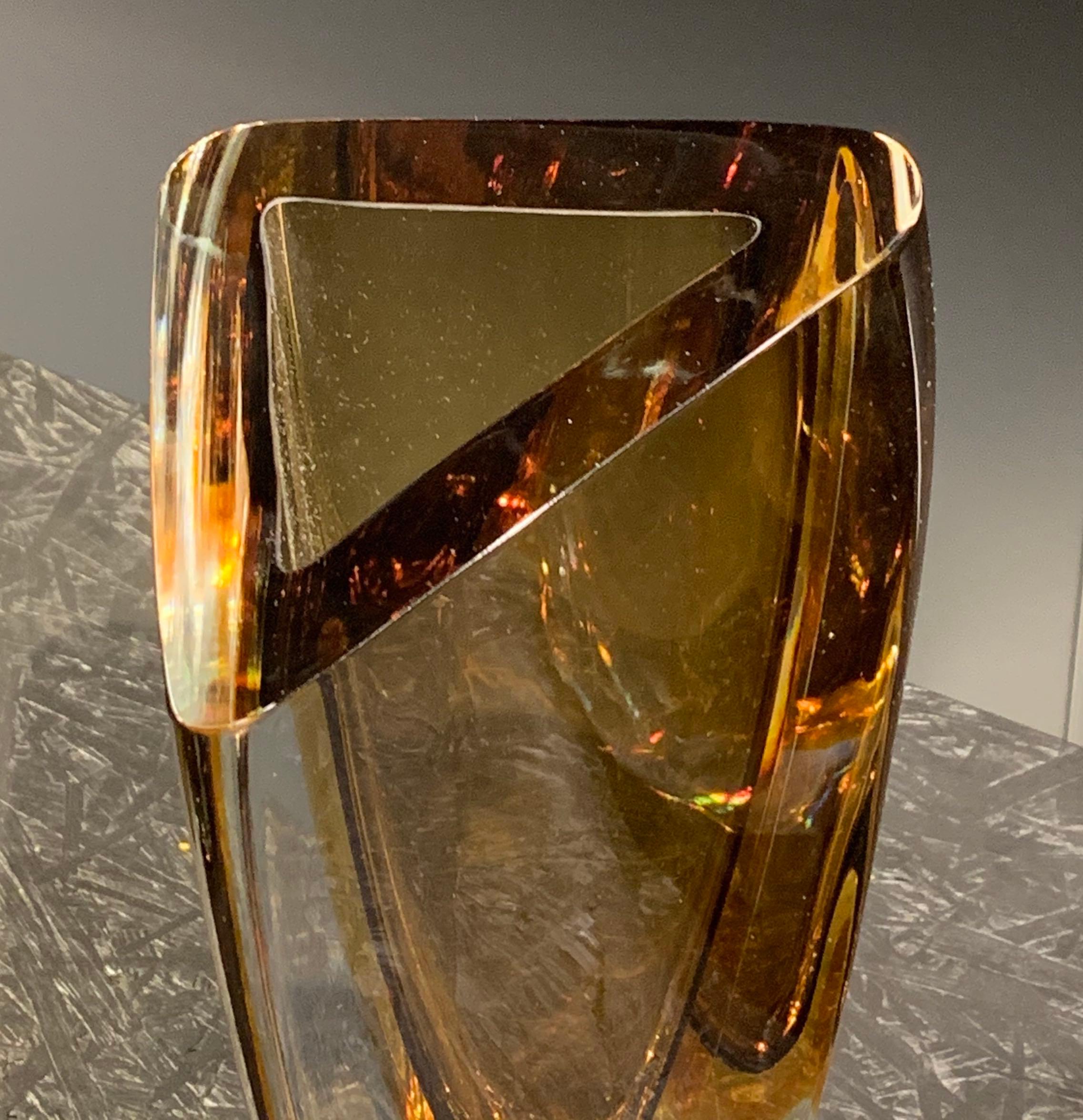 Brazilian thick glass vase with triangular shaped opening.
Amber / clear glass color.
Sits nicely with S5455.
  