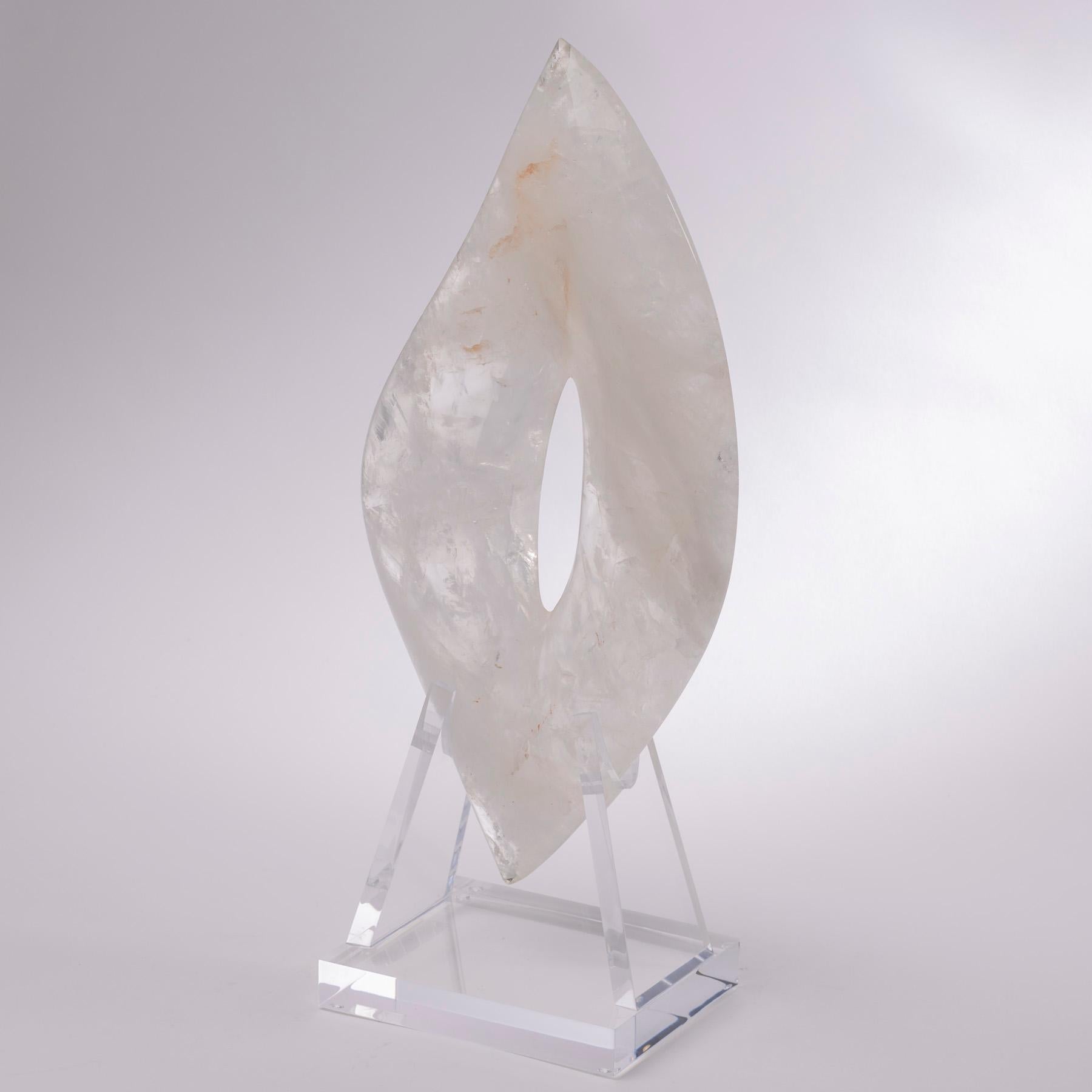 Escultura artesanal brasileña de cuarzo blanco montada sobre una base acrílica personalizada en Nuevo estado para la venta en Polanco, CDMX