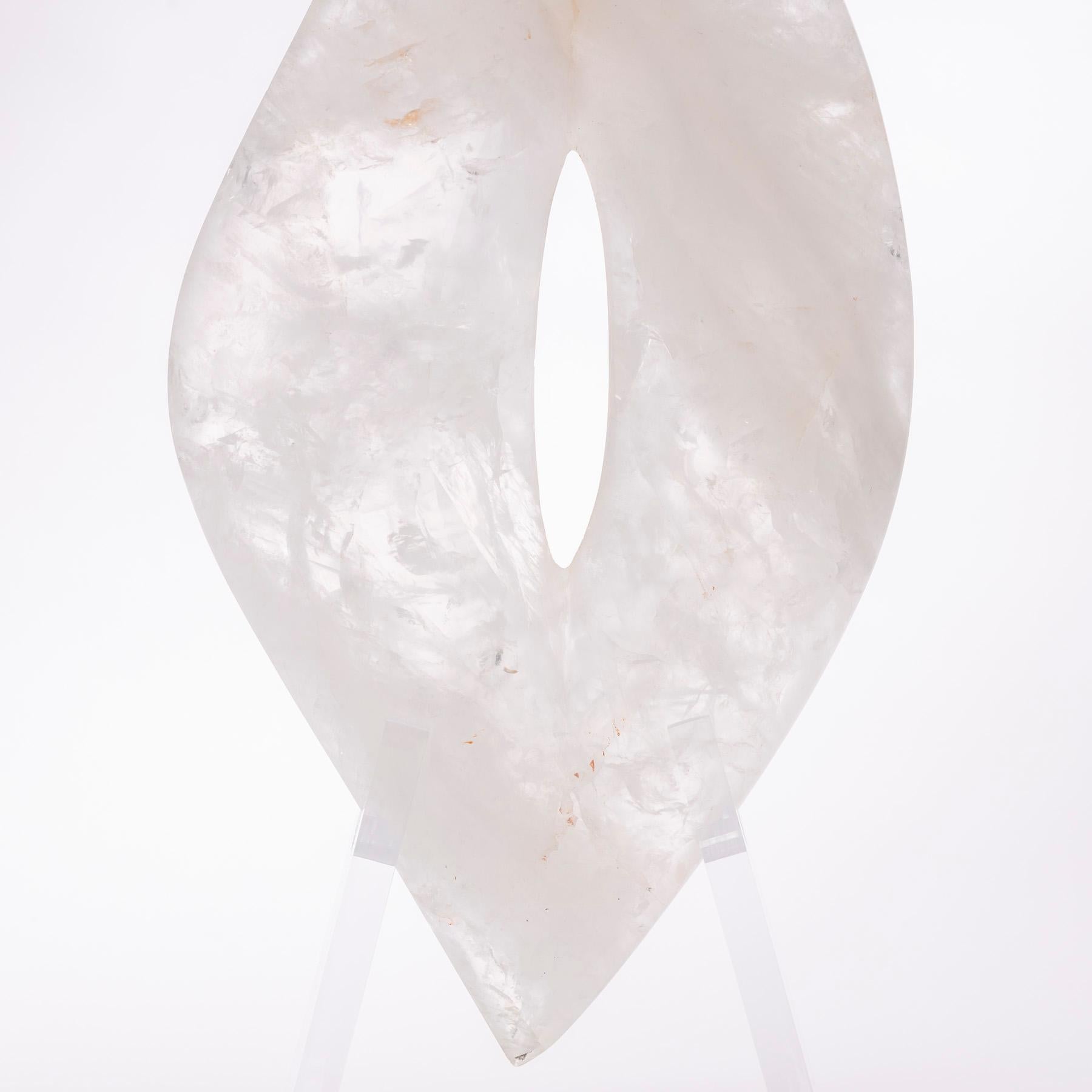 Escultura artesanal brasileña de cuarzo blanco montada sobre una base acrílica personalizada en venta 1