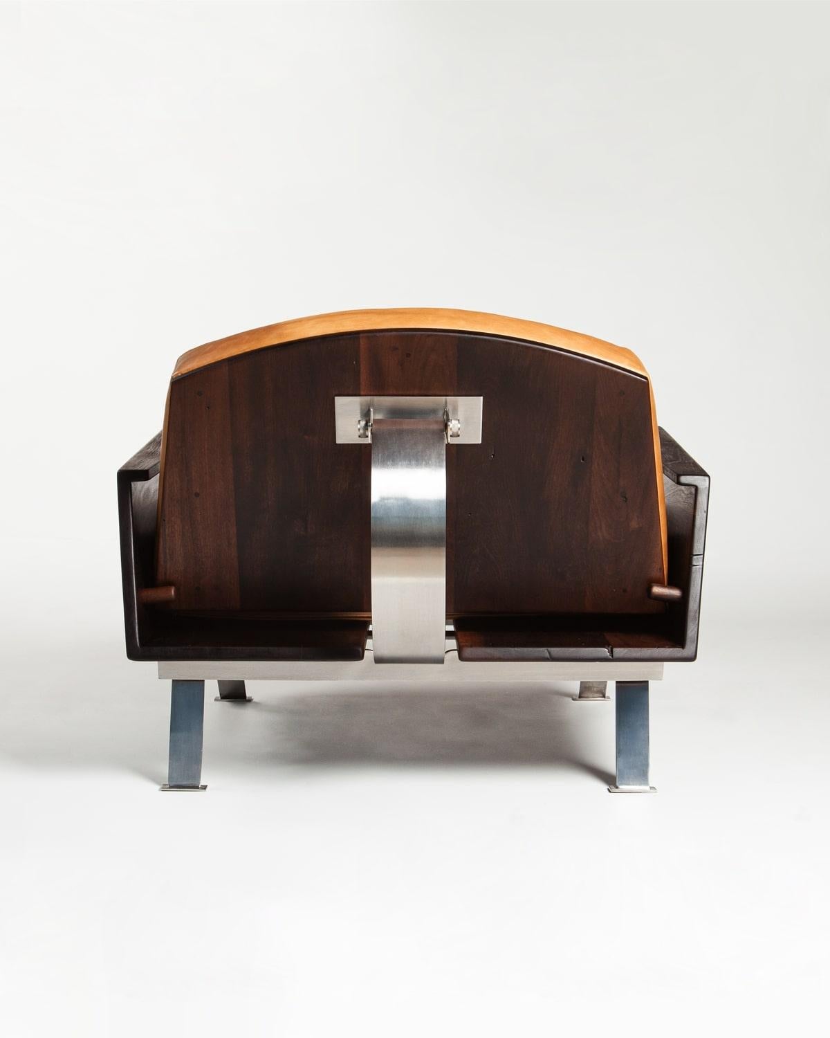 Le fauteuil Naoshima chuchote un langage de subtilité et de retenue, invitant à un dialogue entre matérialité et silence. Fabriqué à la main à partir de bois de cannelle noir récupéré, il incarne une éthique selon laquelle la beauté ne réside pas