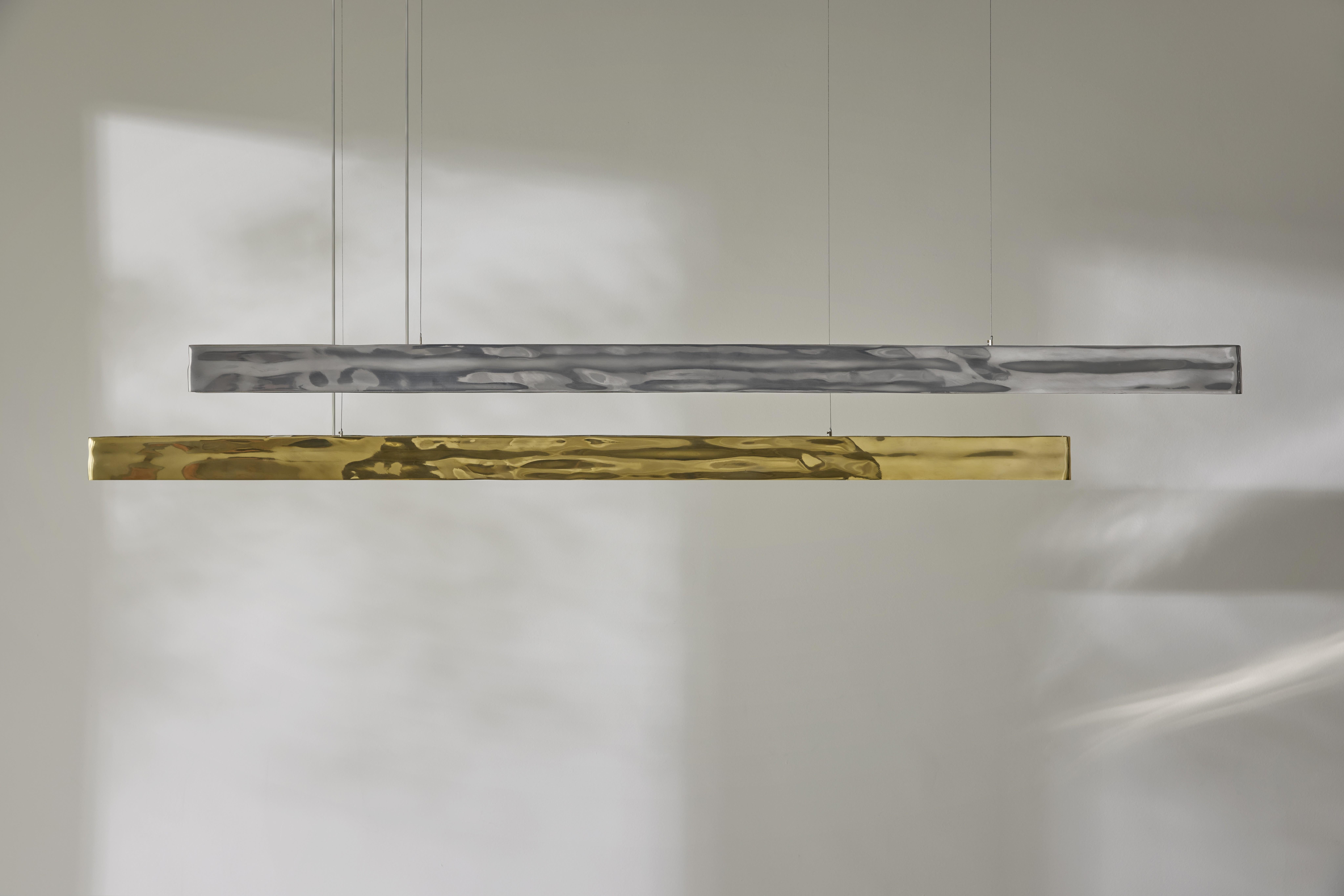 Bronzo Pendente lineare brasiliano in fusione di alluminio lucidato, realizzato a mano. in vendita