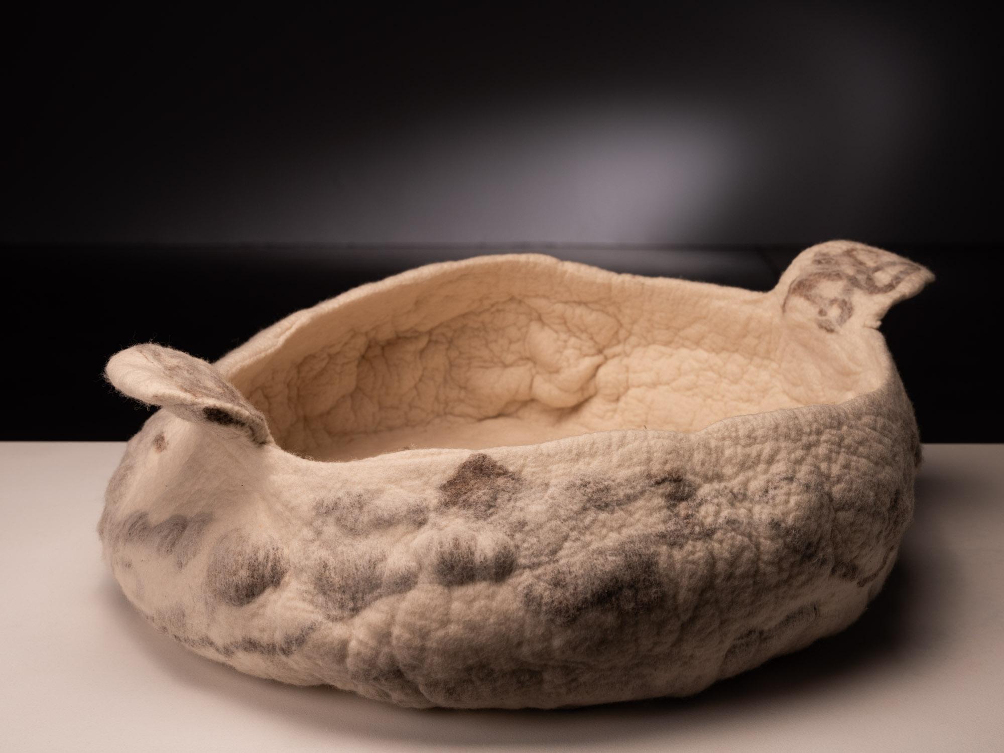 Inês Schertel's exquisite handmade wool basket is a stunning testament to the convergence of artistry and nature. This meticulously crafted piece, with a diameter of 21.5 centimeters and a height of 9 centimeters, encapsulates the essence of rustic