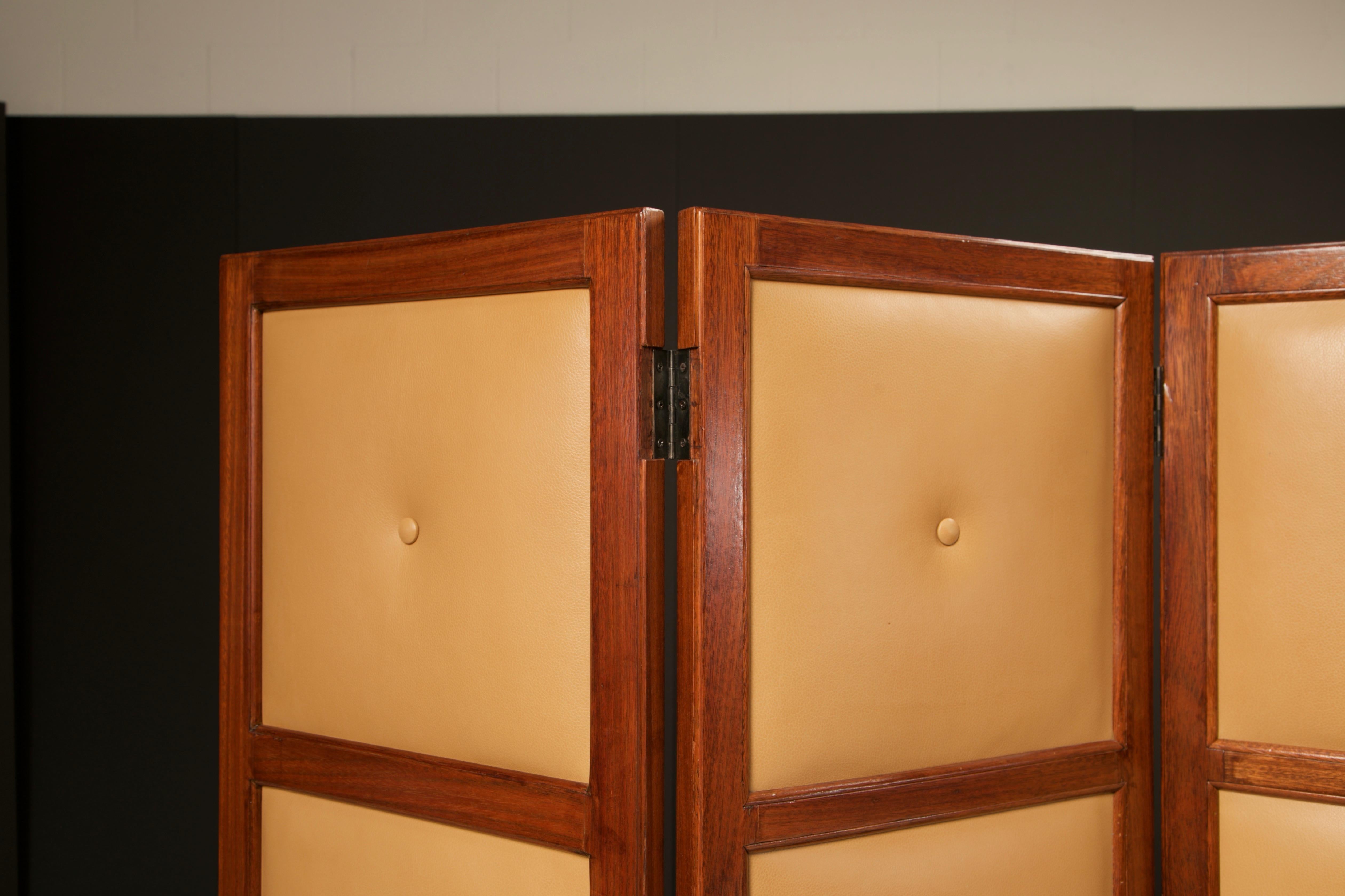 Paravento brasiliano in legno duro, pelle e pannelli specchiati, Brasile, 1960 ca. In condizioni buone in vendita a Los Angeles, CA