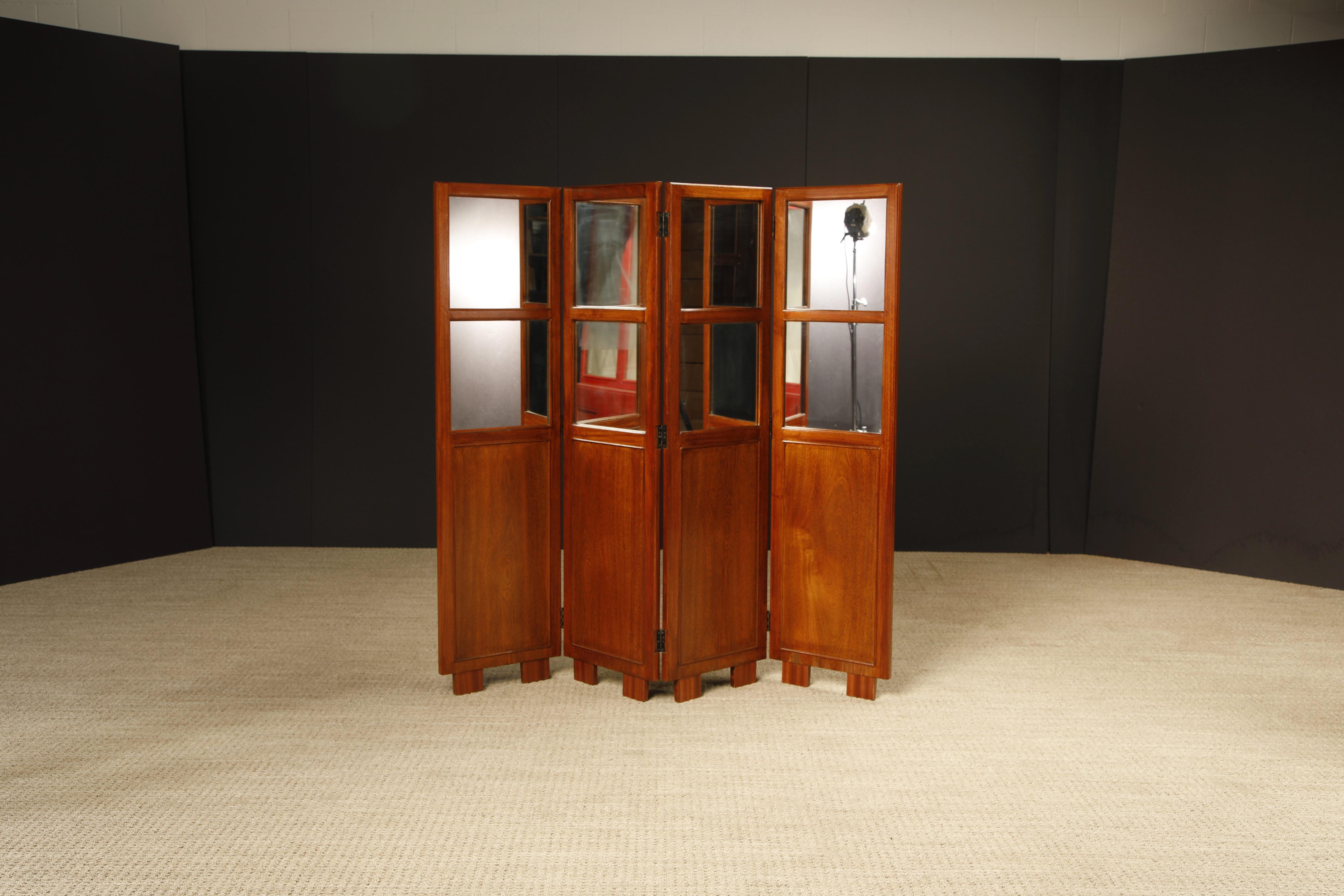 XX secolo Paravento brasiliano in legno duro, pelle e pannelli specchiati, Brasile, 1960 ca. in vendita