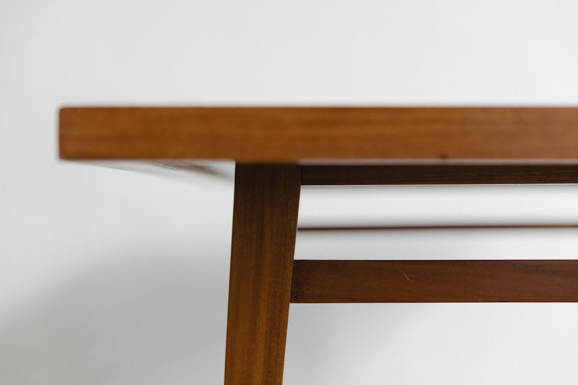 Brasilianischer Hartholztisch von Joaquim Tenreiro, 1947, Design aus der Mitte des Jahrhunderts im Angebot 1