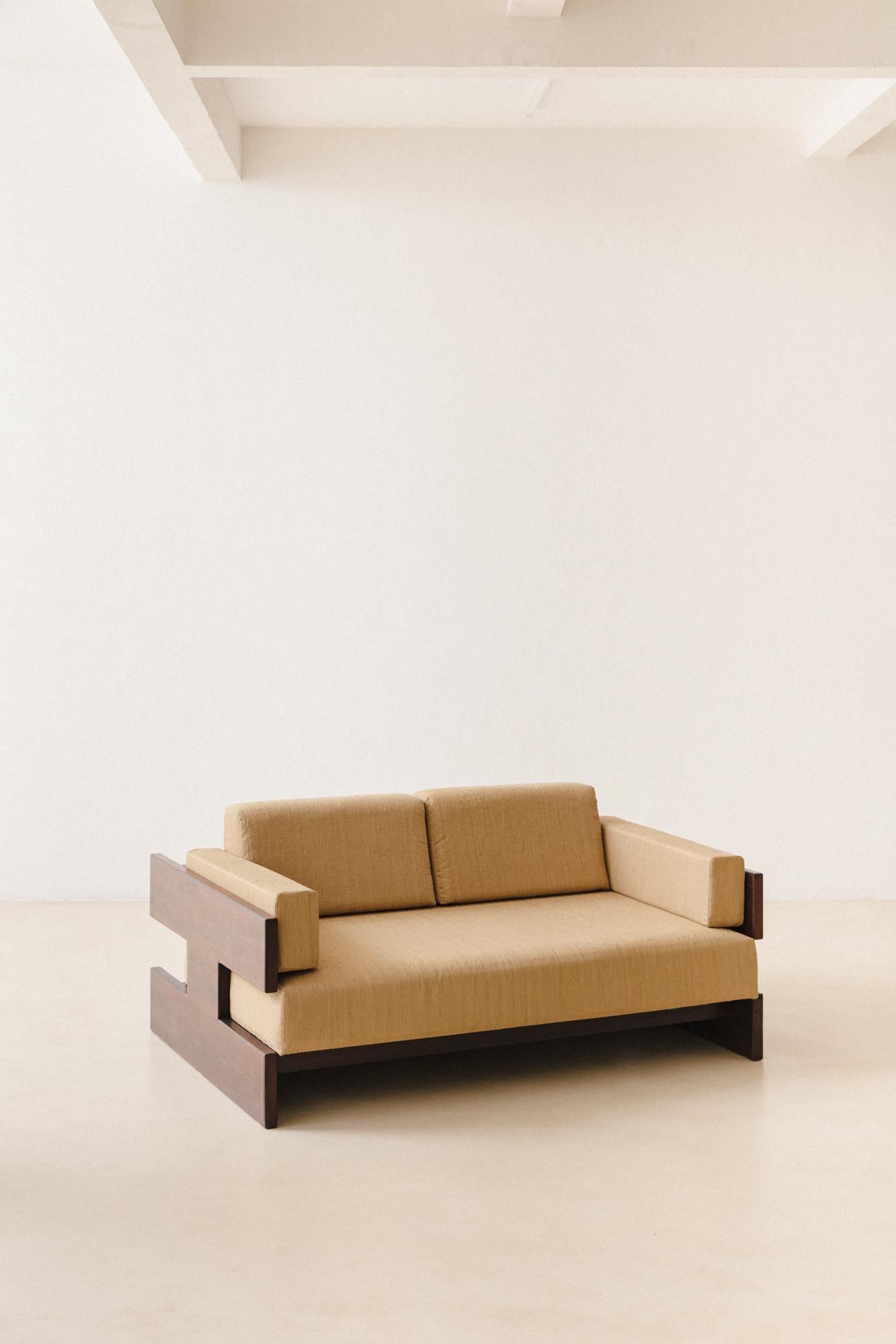 Dieses Sofa wurde in den 1960er Jahren von der brasilianischen Firma Celina Decoraes hergestellt. Das Stück ist aus Imbuia-Holz gefertigt, die Sitze und Rückenlehnen sind mit einem wunderschönen 100% organischen Seidenstoff aus unserer Kollektion