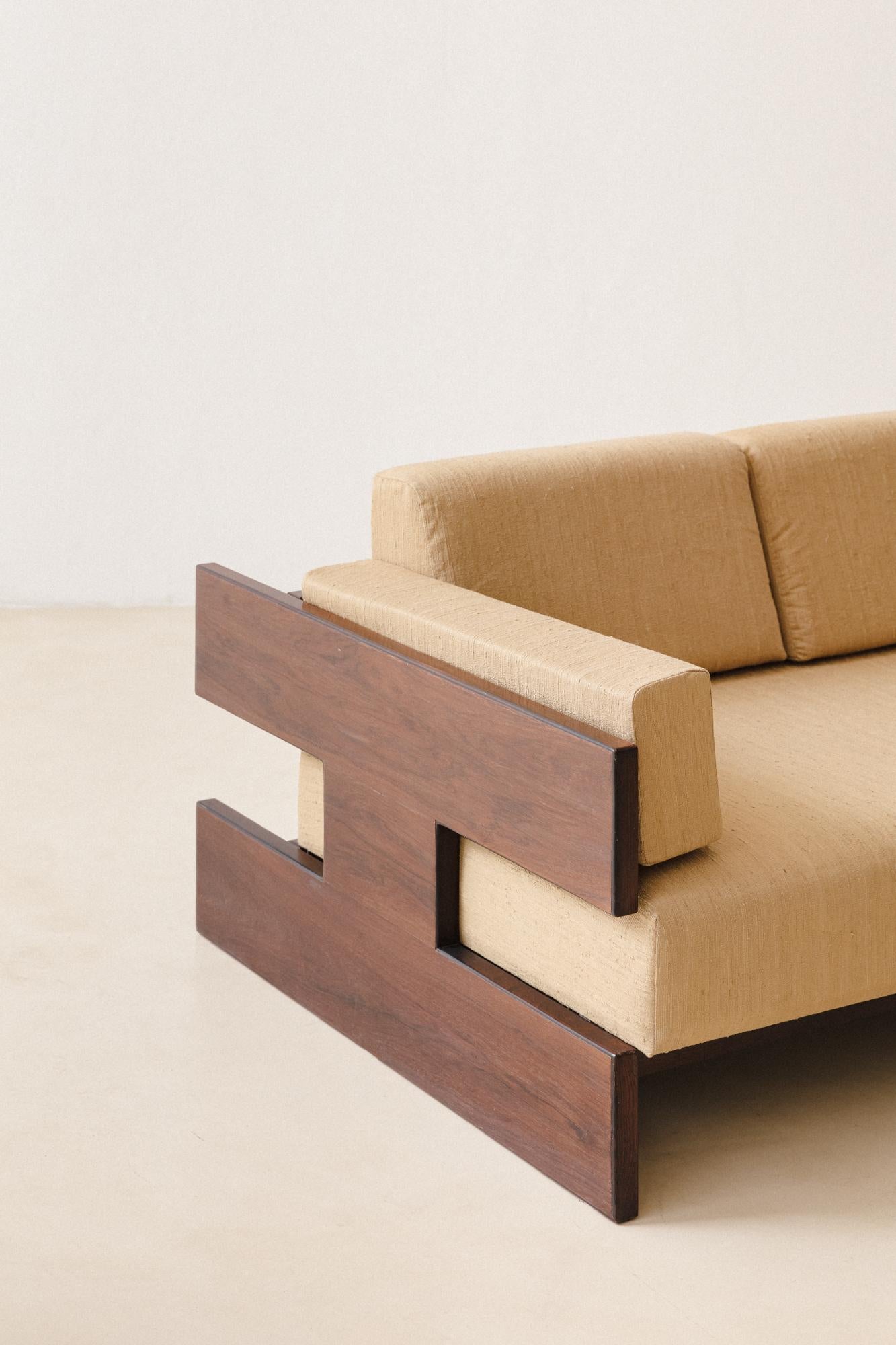 Brasilianisches Imbuia-Sofa von Celina Decoraes, brasilianisches Design, Mitte des Jahrhunderts, 1960er Jahre (Moderne der Mitte des Jahrhunderts) im Angebot