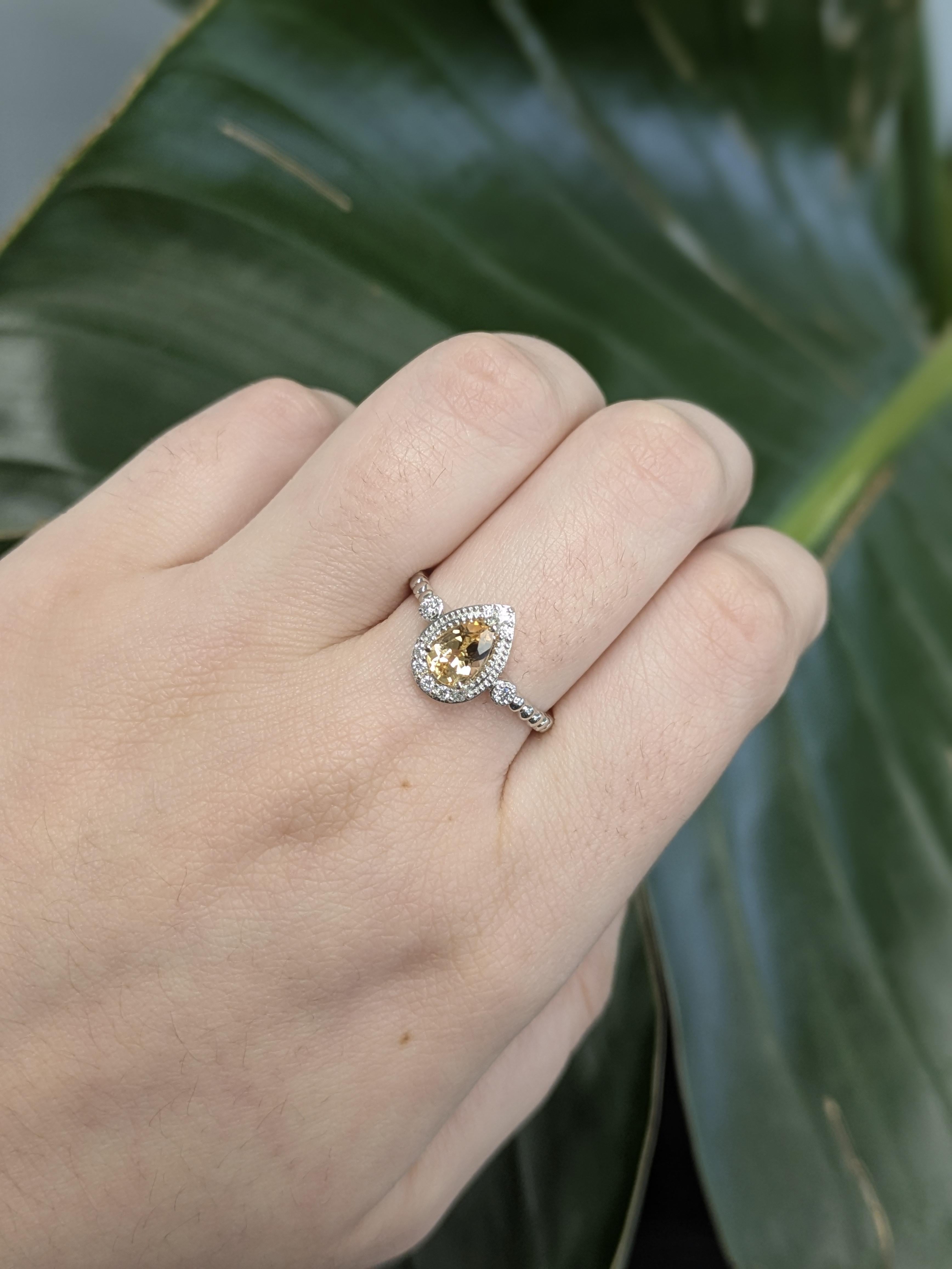 Cette élégante bague est ornée d'une topaze impériale du Brésil de 0,8 carat en forme de poire, mesurant 2 x 4,8 mm. Connue pour sa teinte chaude et orangée et sa dureté de 8 sur l'échelle de Mohs, cette pierre précieuse est à la fois belle et
