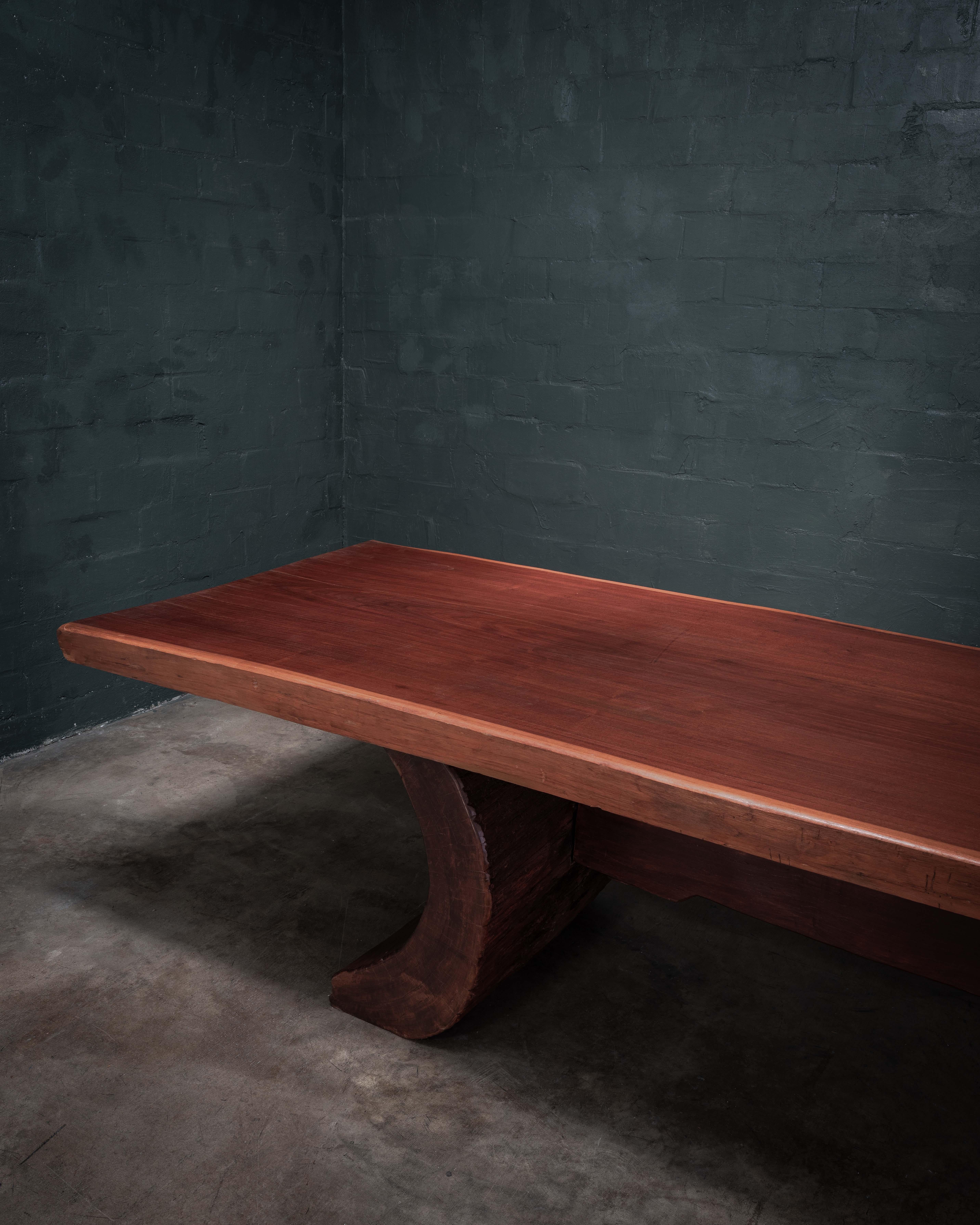 Fabriquée à la main dans la région de Pará, au Brésil, à partir de bois d'IPE récupéré, cette table de salle à manger unique en son genre date de 2008. Chaque pièce est fabriquée à partir d'arbres récupérés, célébrant ainsi le développement durable