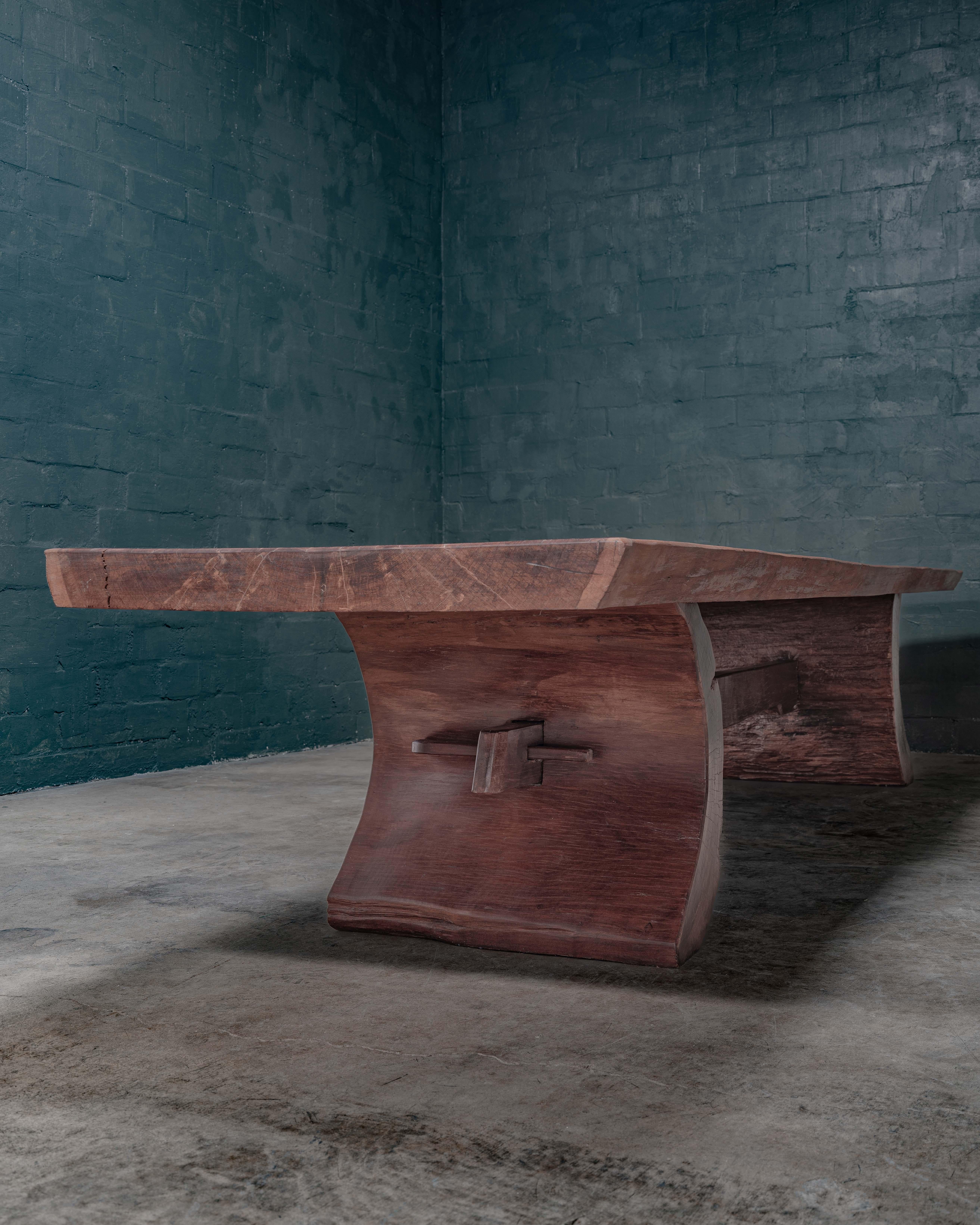 Organique Table de salle à manger d'extérieur en IPE brésilien - Fabriquée à Pará, Brésil en vente