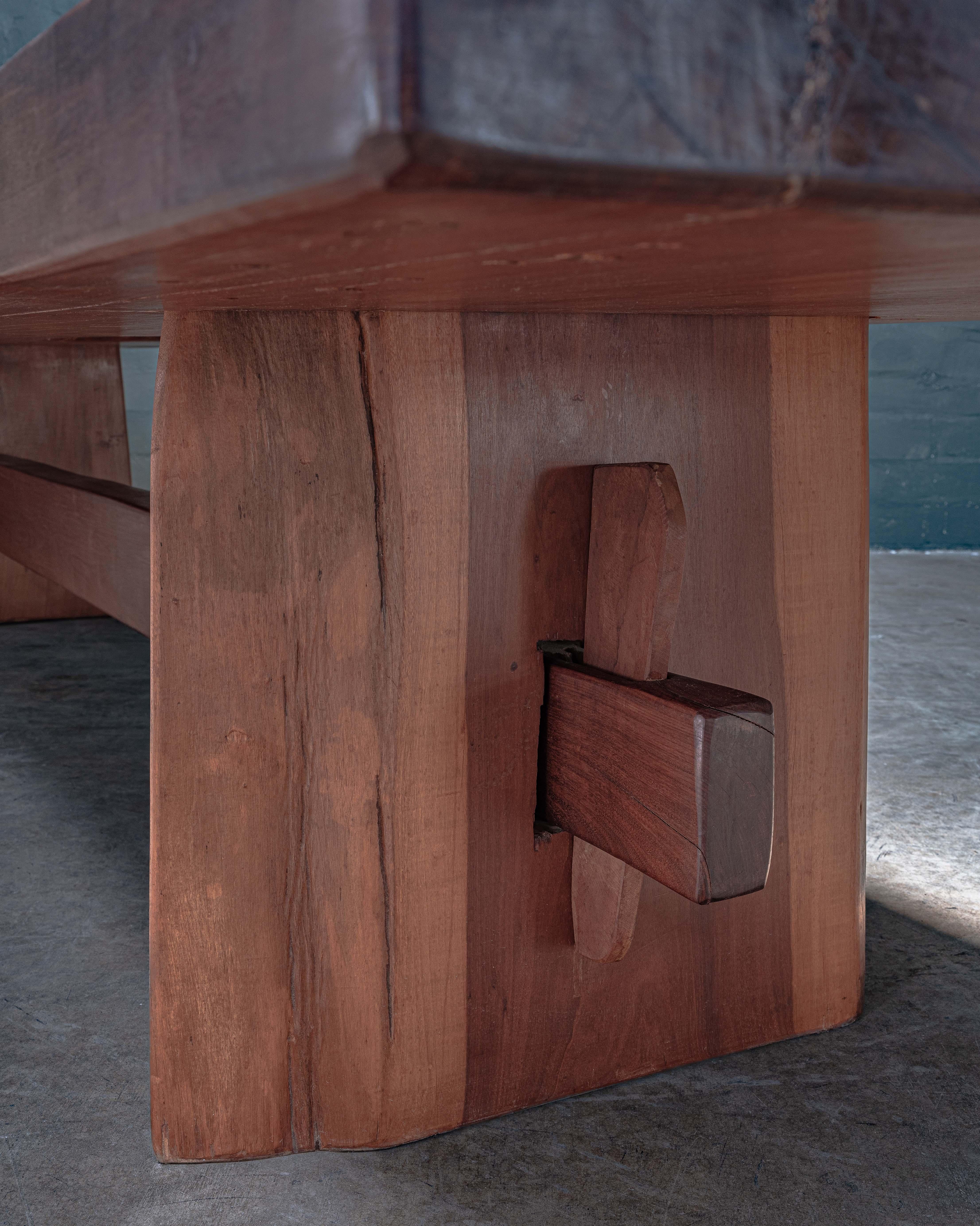 Fabriquée à la main dans la région de Pará, au Brésil, à partir de bois d'IPE récupéré, cette table de salle à manger unique en son genre date de 2008. Chaque pièce est fabriquée à partir d'arbres récupérés, célébrant ainsi le développement durable