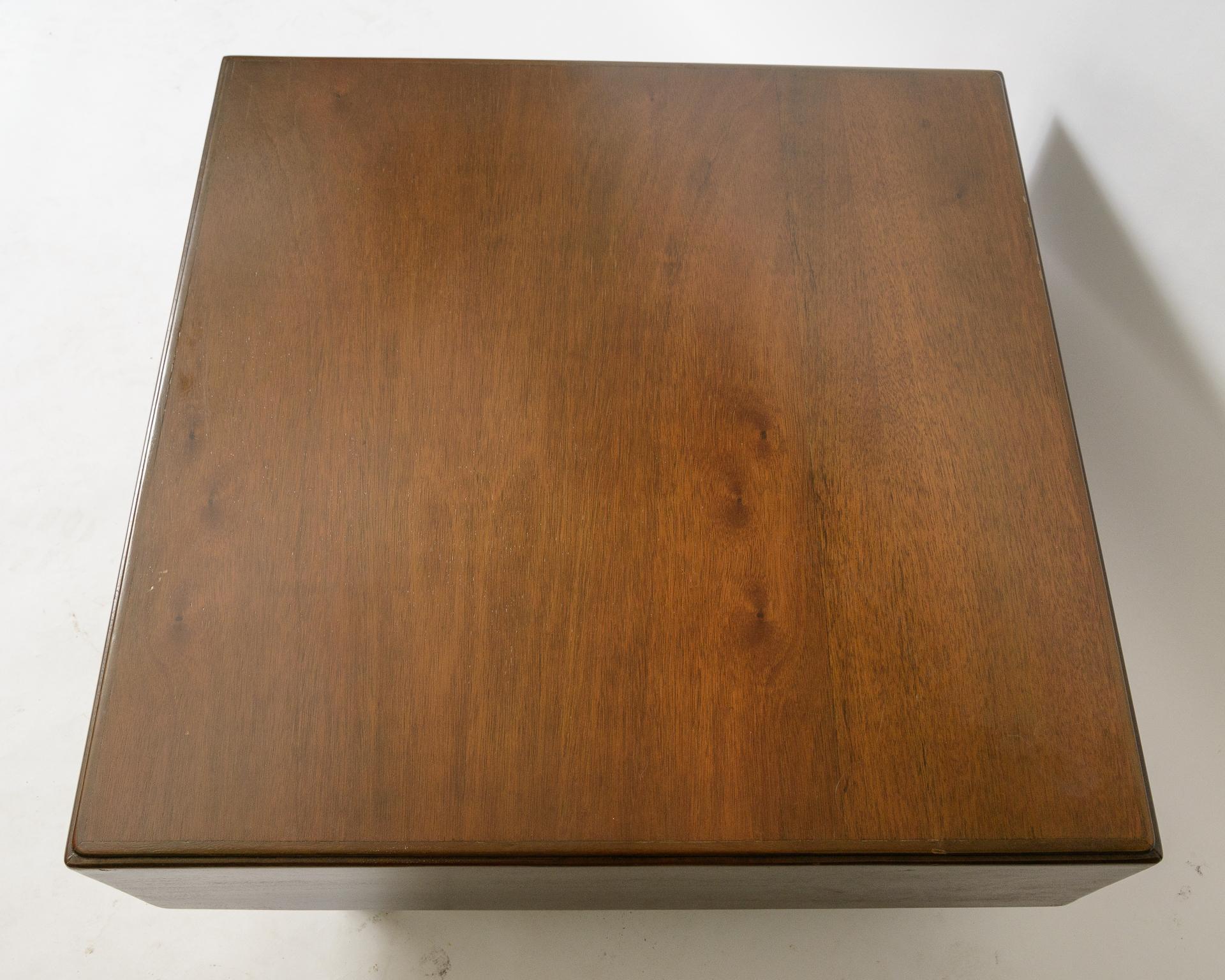 Mesa baja de madera de jacarandá brasileña
Forma arquitectónica 
Acabado original