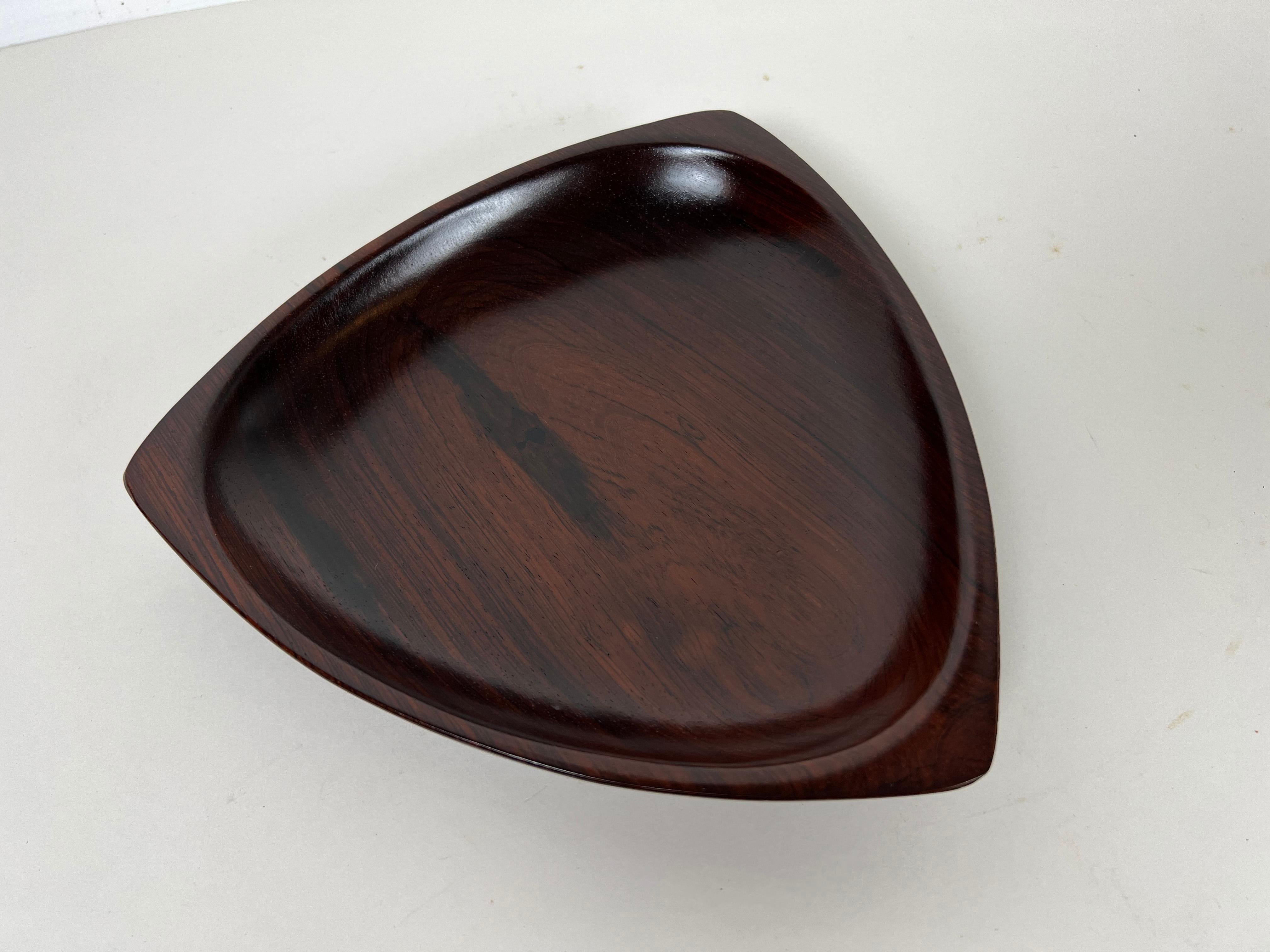 Vintage Brazilian modern bowl crafted in solid Jacaranda Rosewood by Jac-Arte.

Maker: Jac Art

Year: 1960s

Origin: Brazil

Style: Mid Century Modern

Dimensions: 9.5