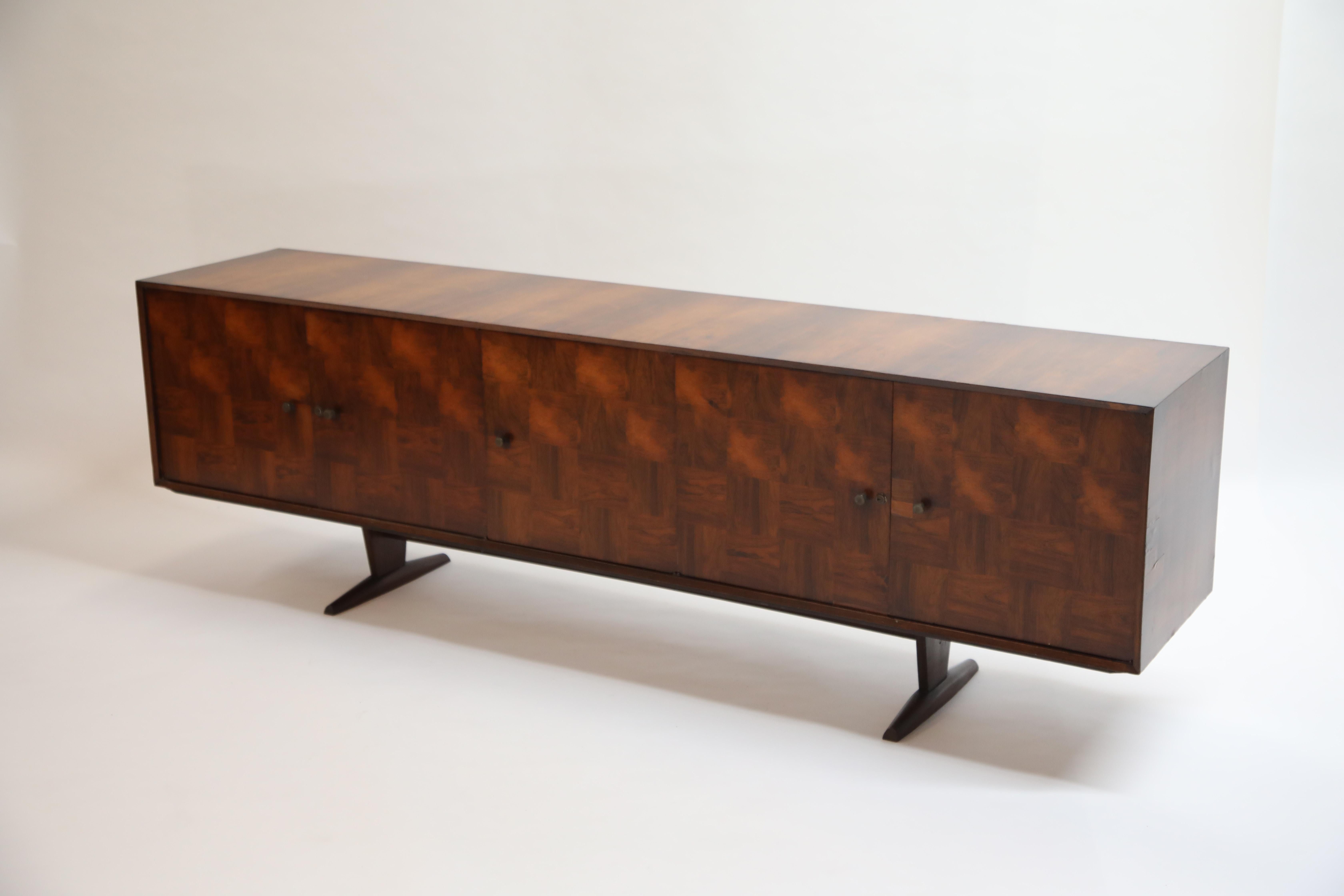 Brazilian Jacaranda Rosewood Parquetry Sideboard by Giuseppe Scapinelli, 1960s (Mitte des 20. Jahrhunderts)