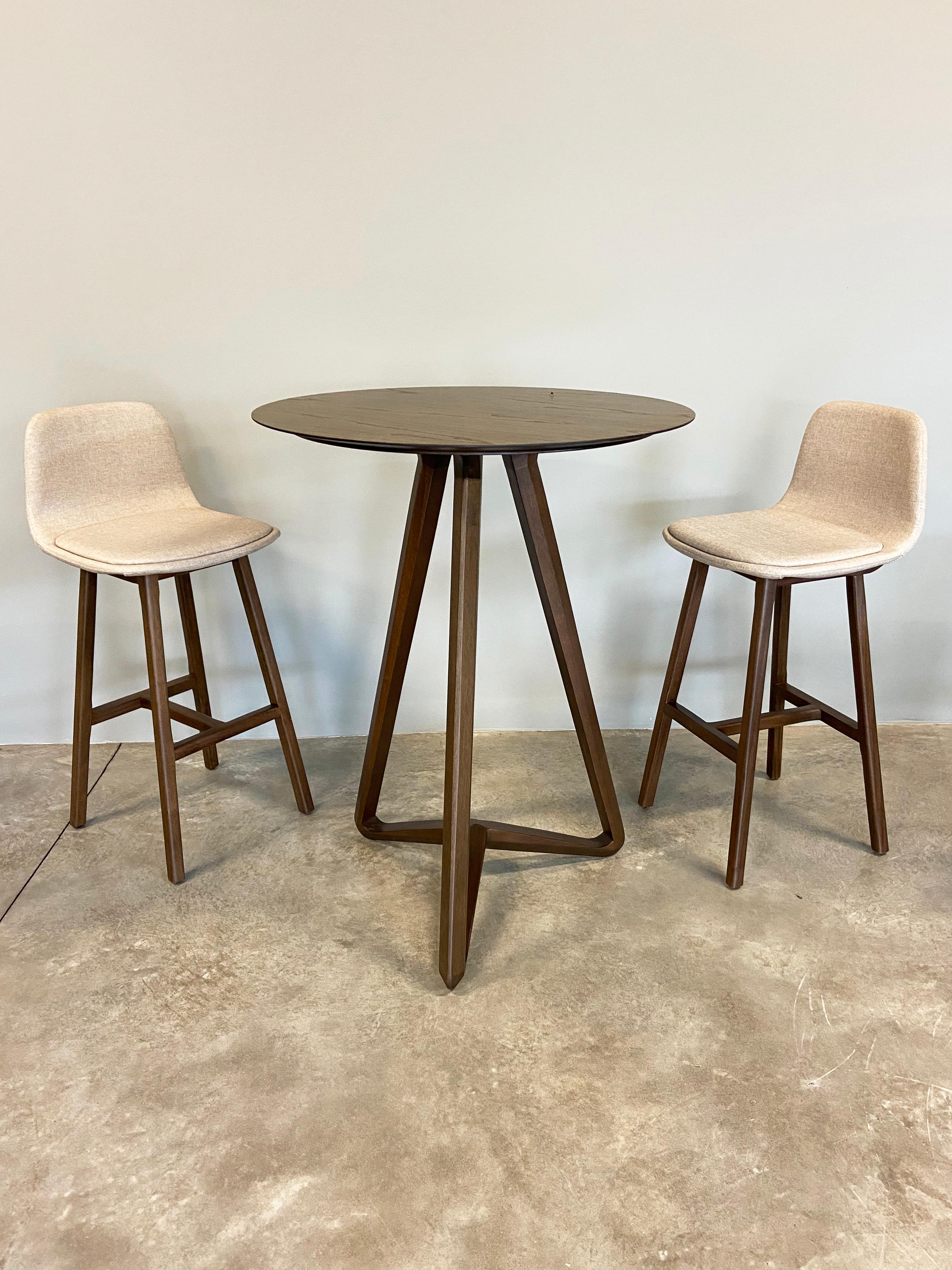 The Pub stool has a modern design that unites different angles to form a piece of attention and class.

Item Details:
Wood Structure: Nude
Fabric: Linen Light Cream 552

NOTE: THE IMAGES ARE ILLUSTRATIVE, THE FINISHES ARE IN THE LAST PHOTO.
COLORS