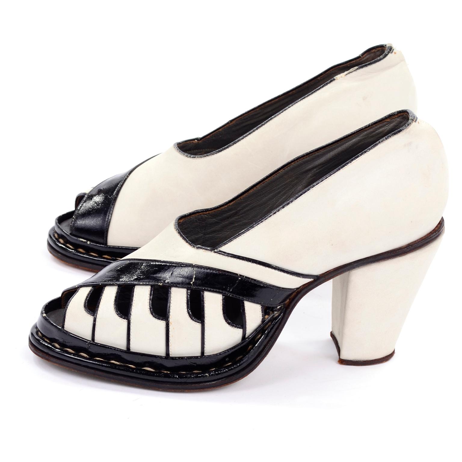Beige Chaussures vintage à talons compensés à bout ouvert en cuir brésilien fantaisie avec clé de piano, années 1940 en vente