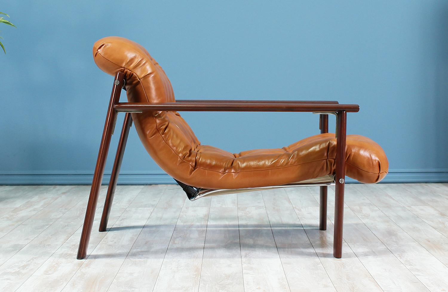 MP-129 Chaise longue conçue et fabriquée par Percival Lafer au Brésil dans les années 1970. Cette chaise a une structure en bois d'acajou massif avec un soubassement en acier chromé et de nouvelles sangles en cuir qui soutiennent le coussin